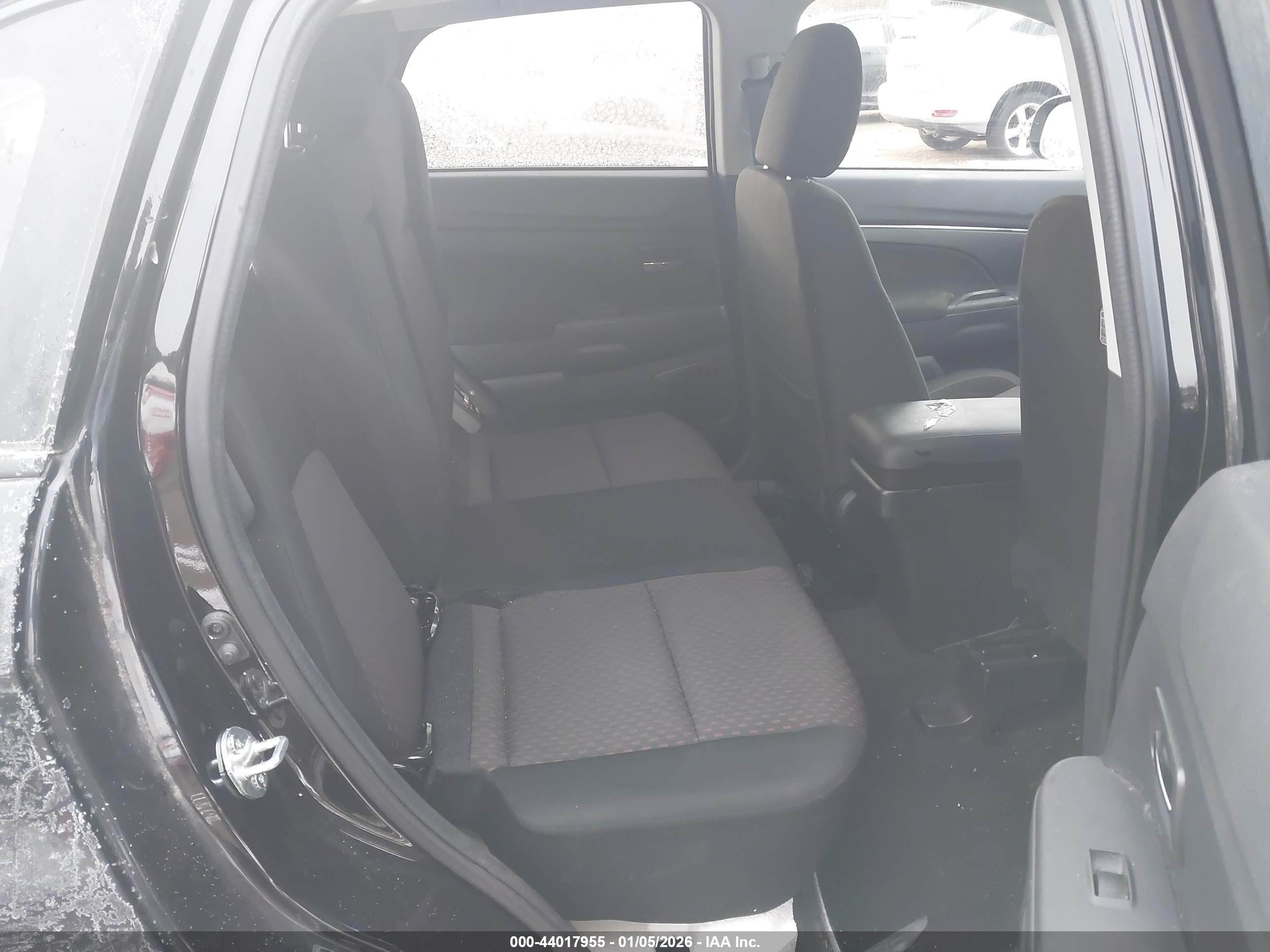 MITSUBISHI OUTLANDER image 8