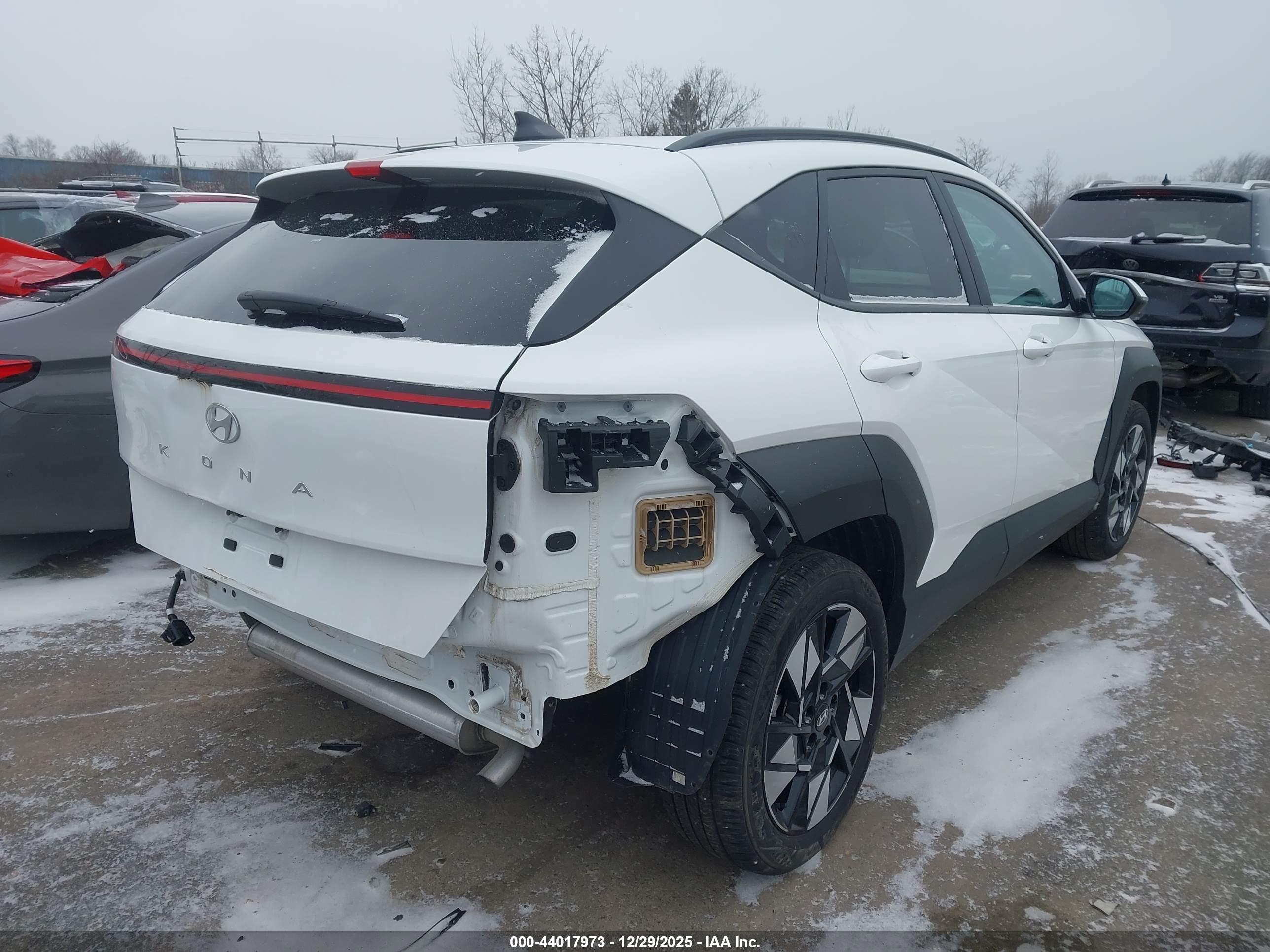 HYUNDAI KONA image 4