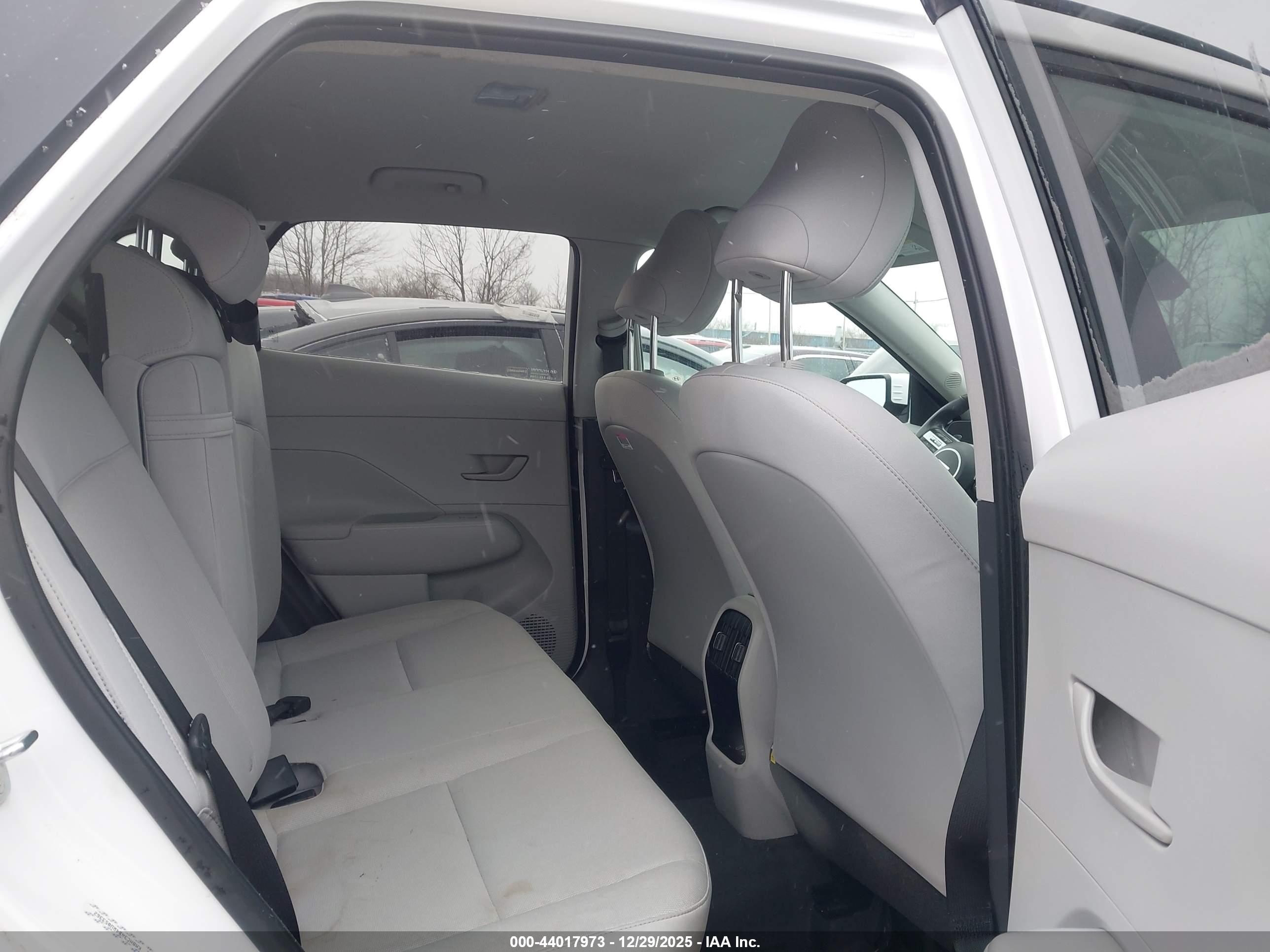 HYUNDAI KONA image 8
