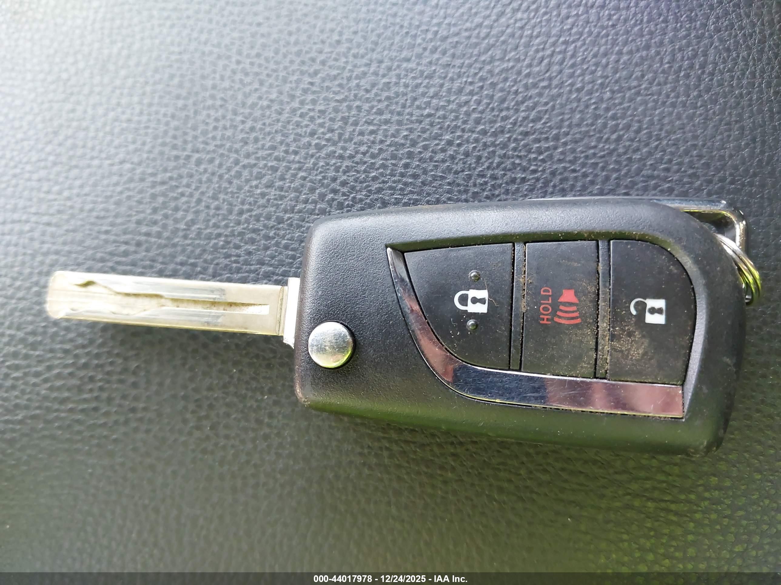 TOYOTA RAV4 image 11