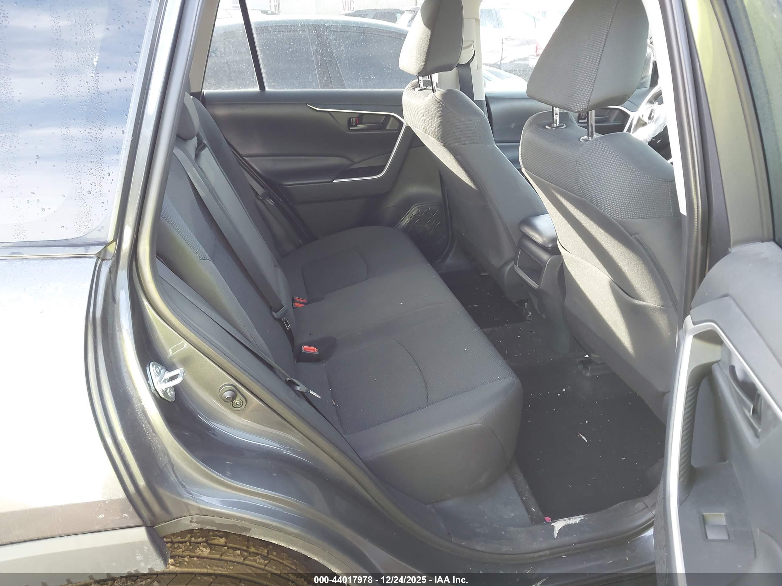 TOYOTA RAV4 image 8
