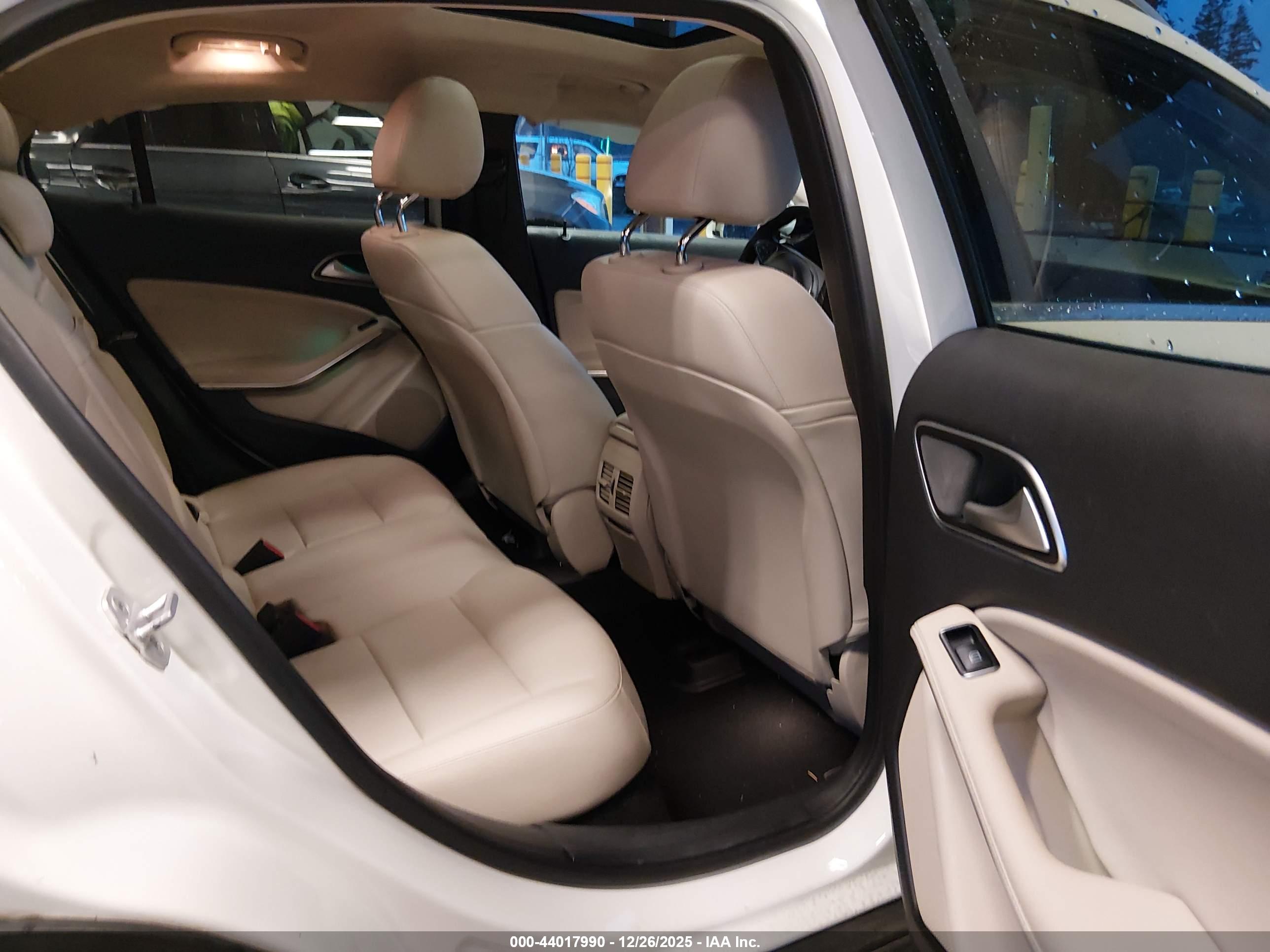 MERCEDES-BENZ GLA image 8