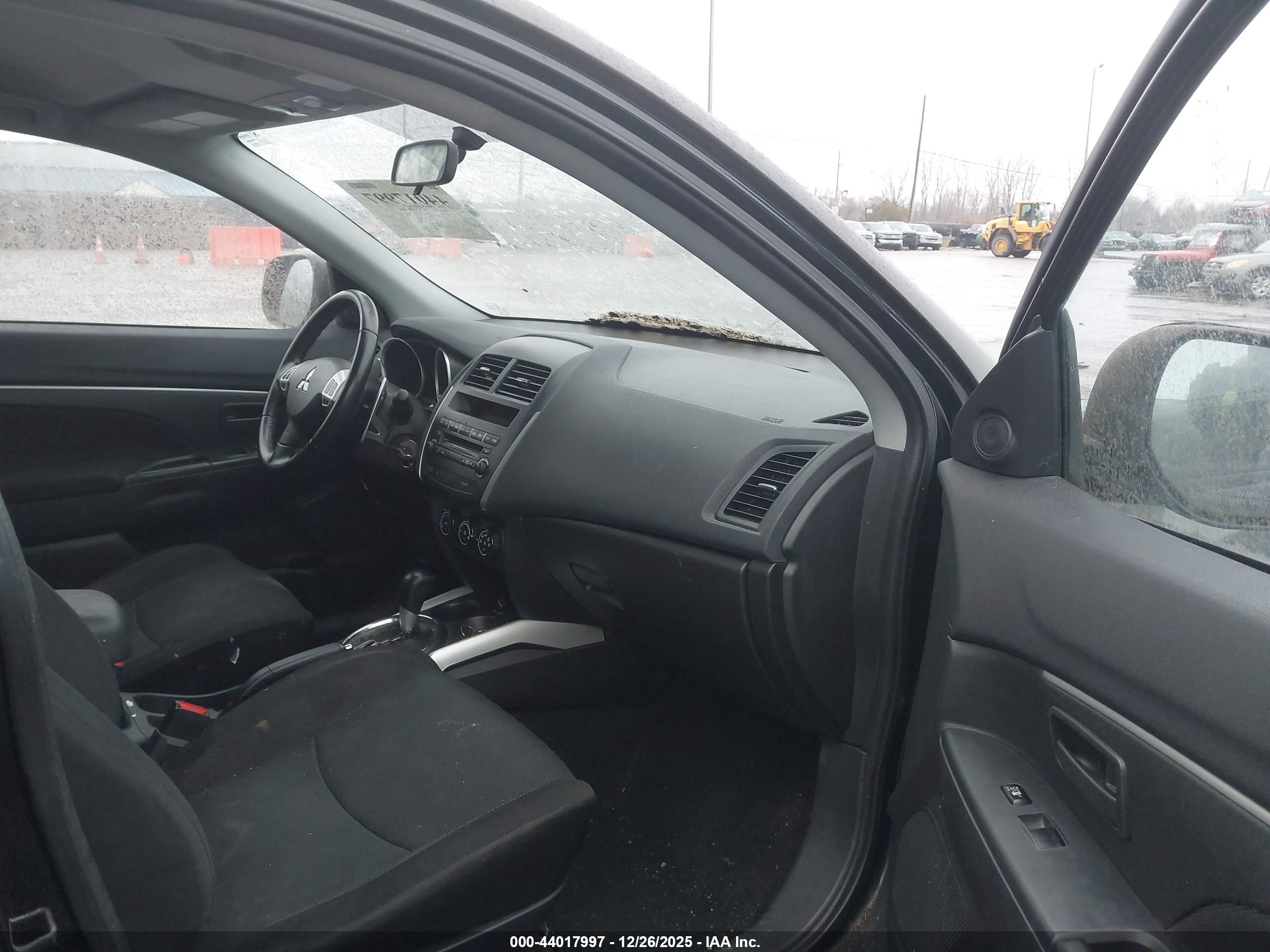 MITSUBISHI OUTLANDER image 5