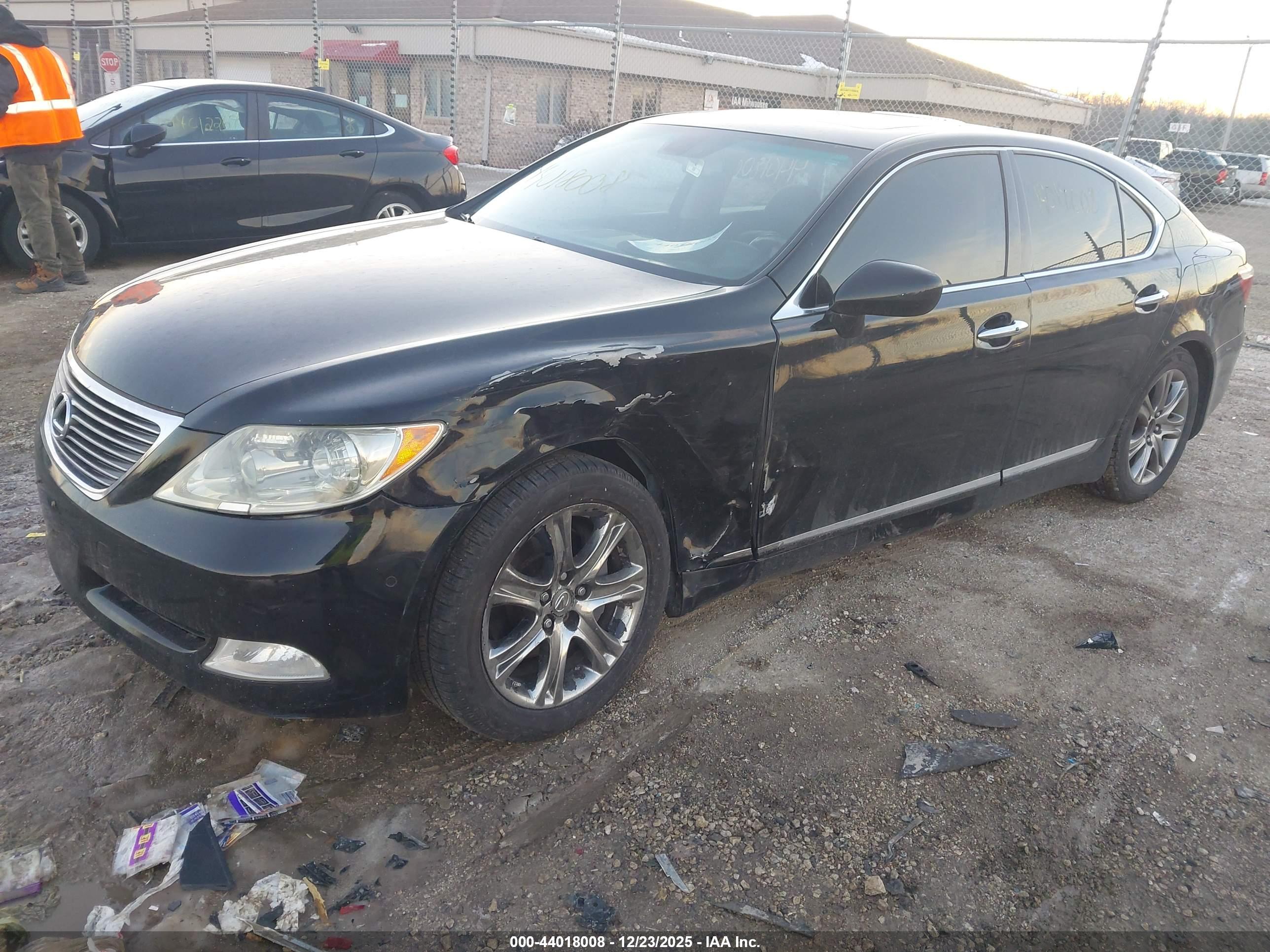 LEXUS LS image 2
