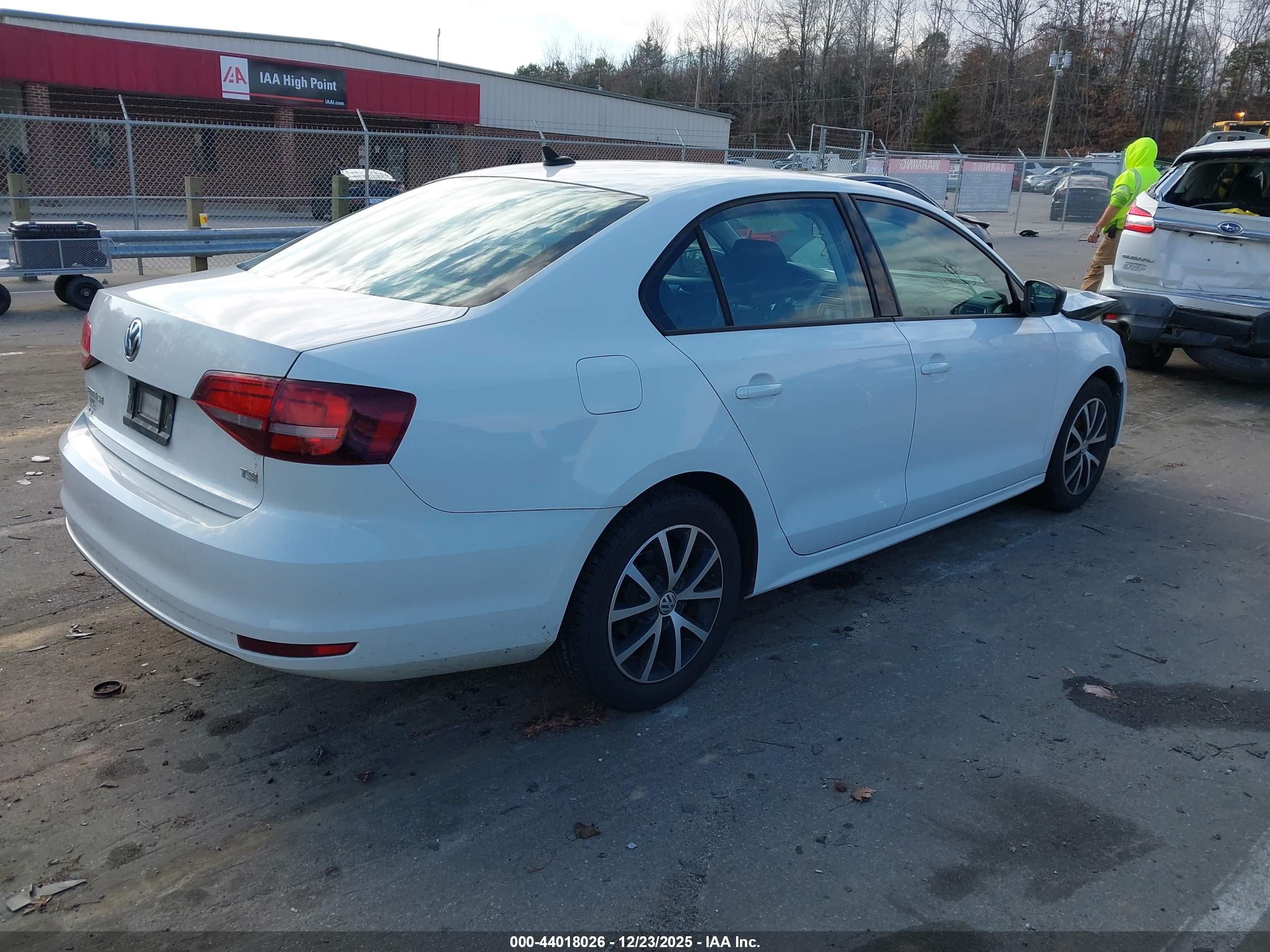 VOLKSWAGEN JETTA image 4
