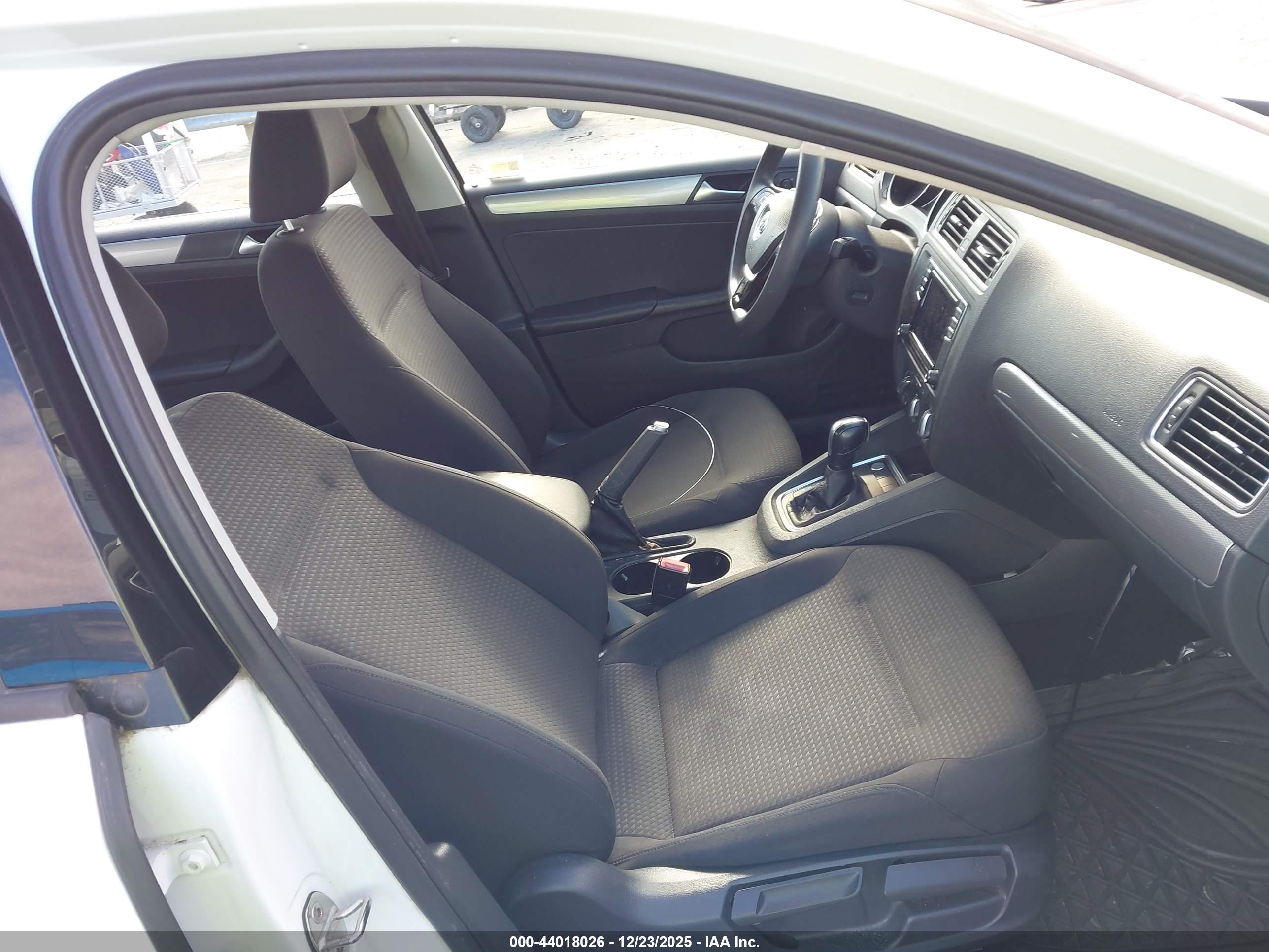 VOLKSWAGEN JETTA image 5