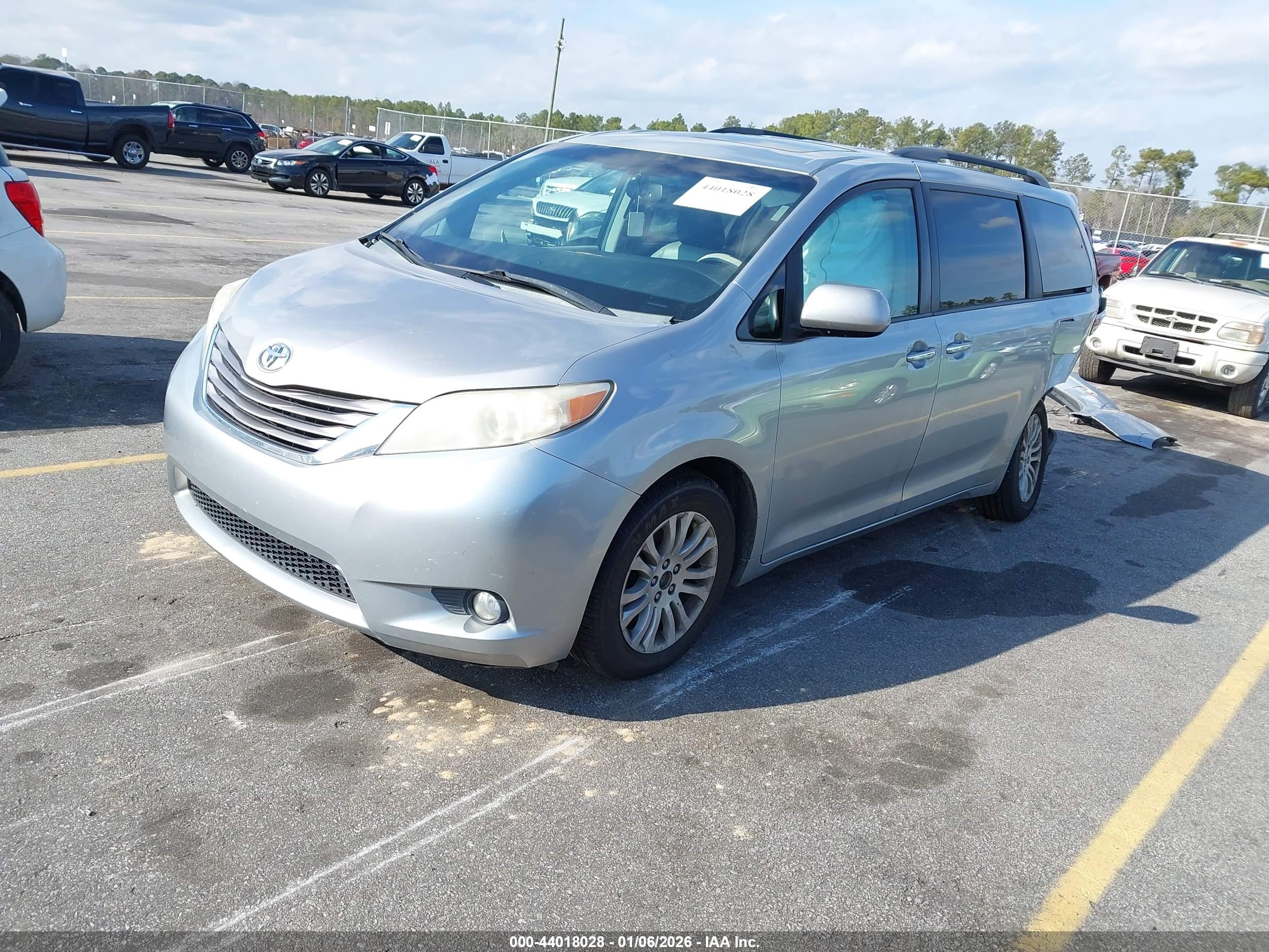 TOYOTA SIENNA image 2
