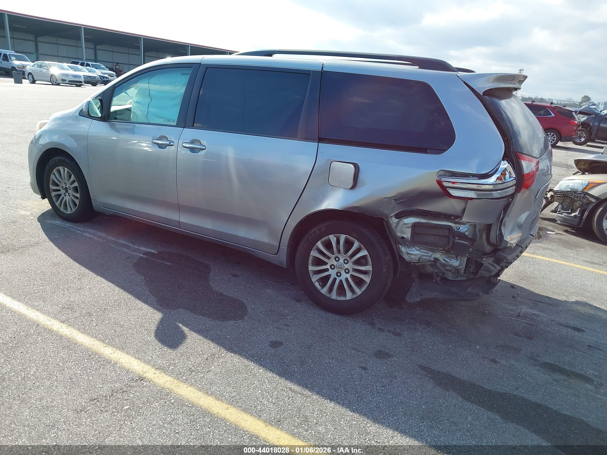 TOYOTA SIENNA image 3