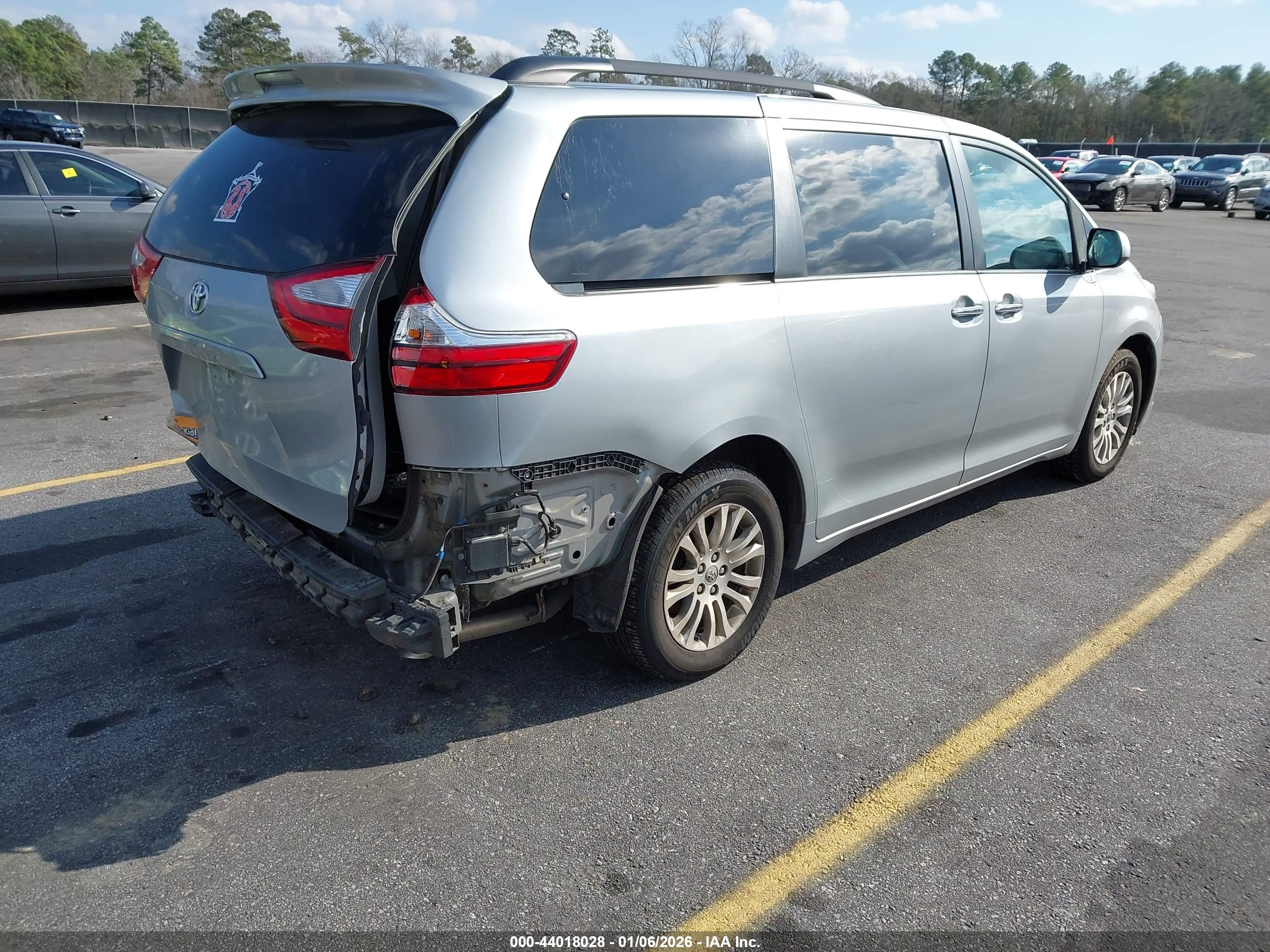 TOYOTA SIENNA image 4