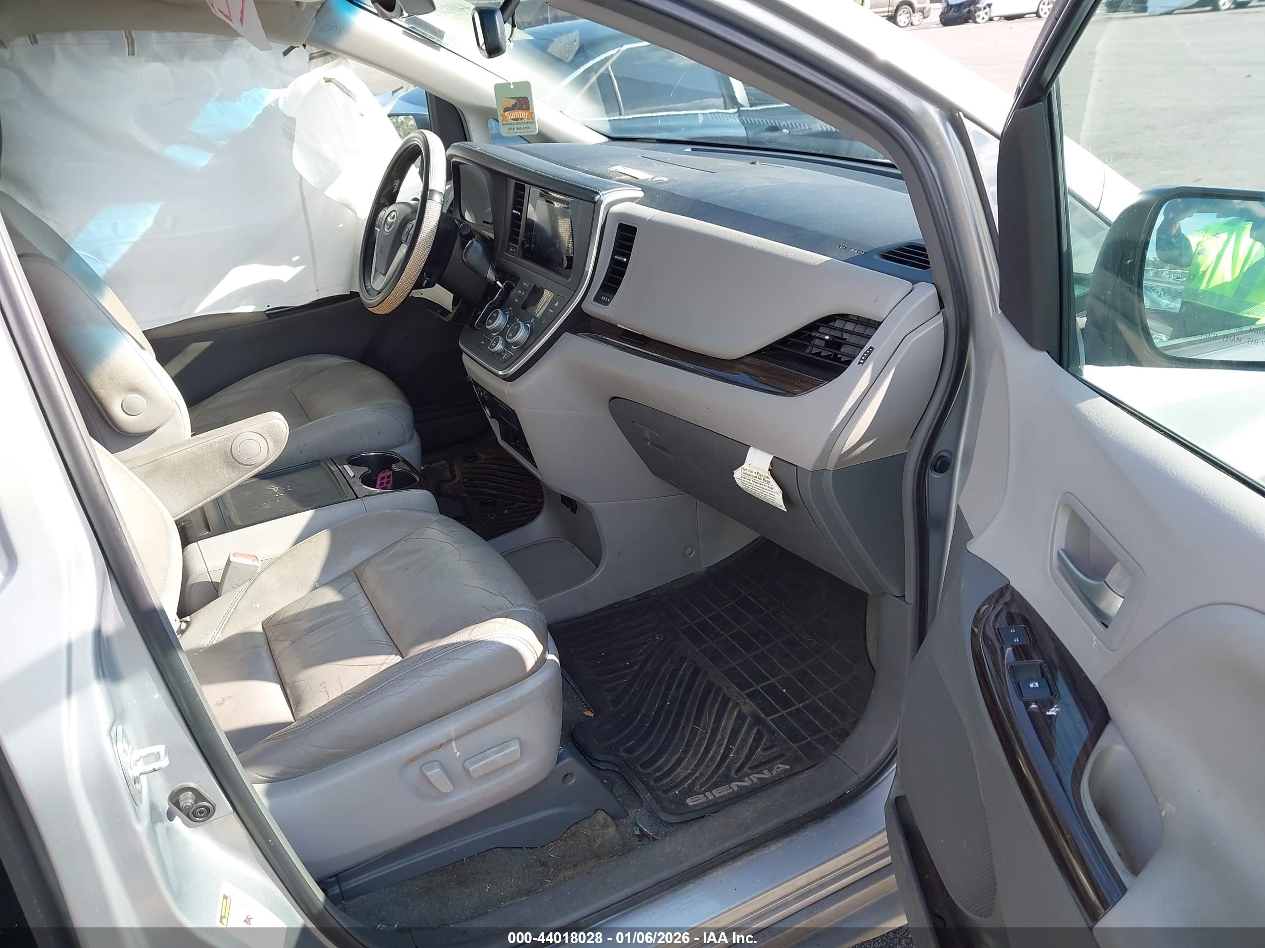 TOYOTA SIENNA image 5