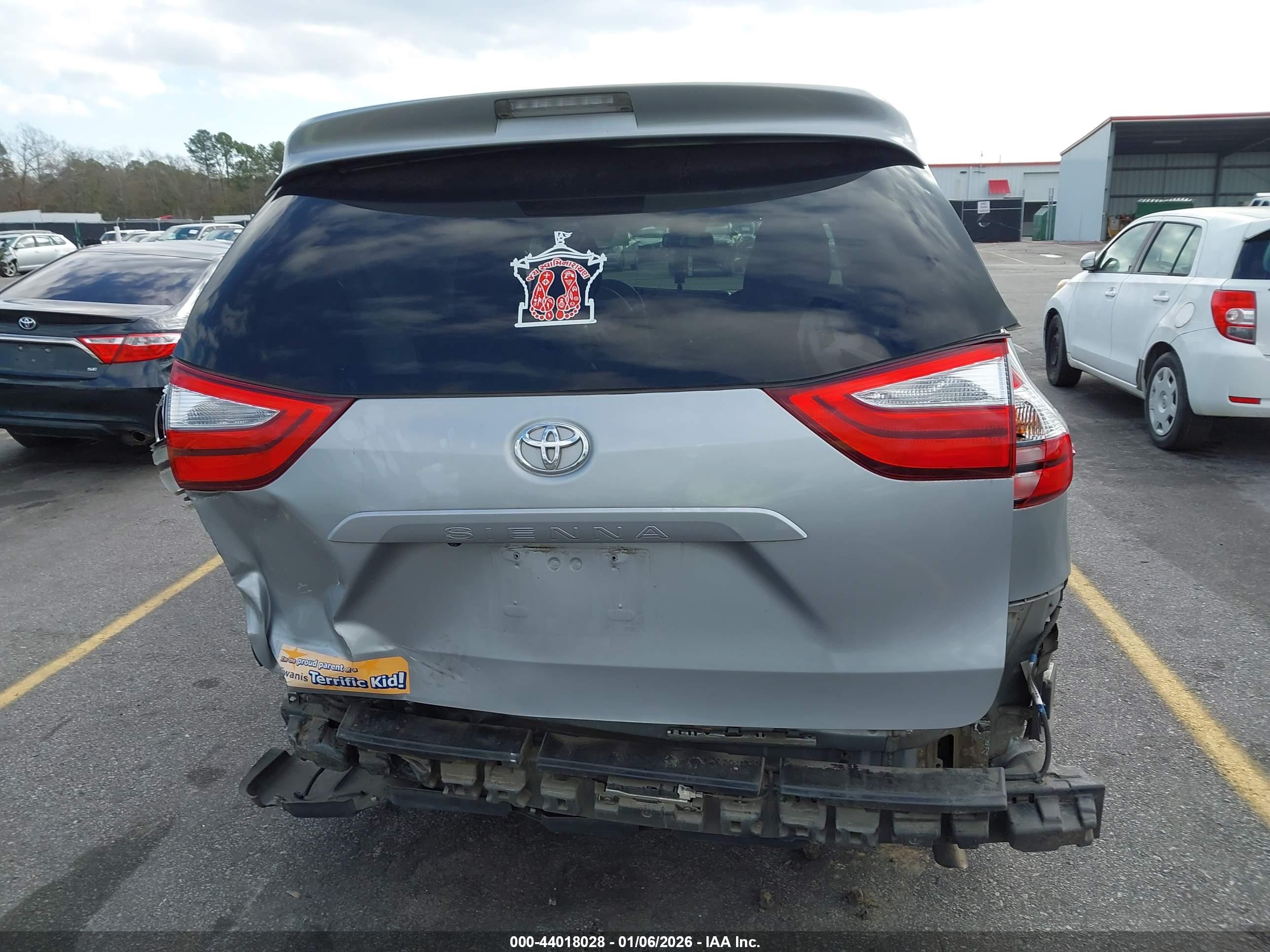 TOYOTA SIENNA image 6