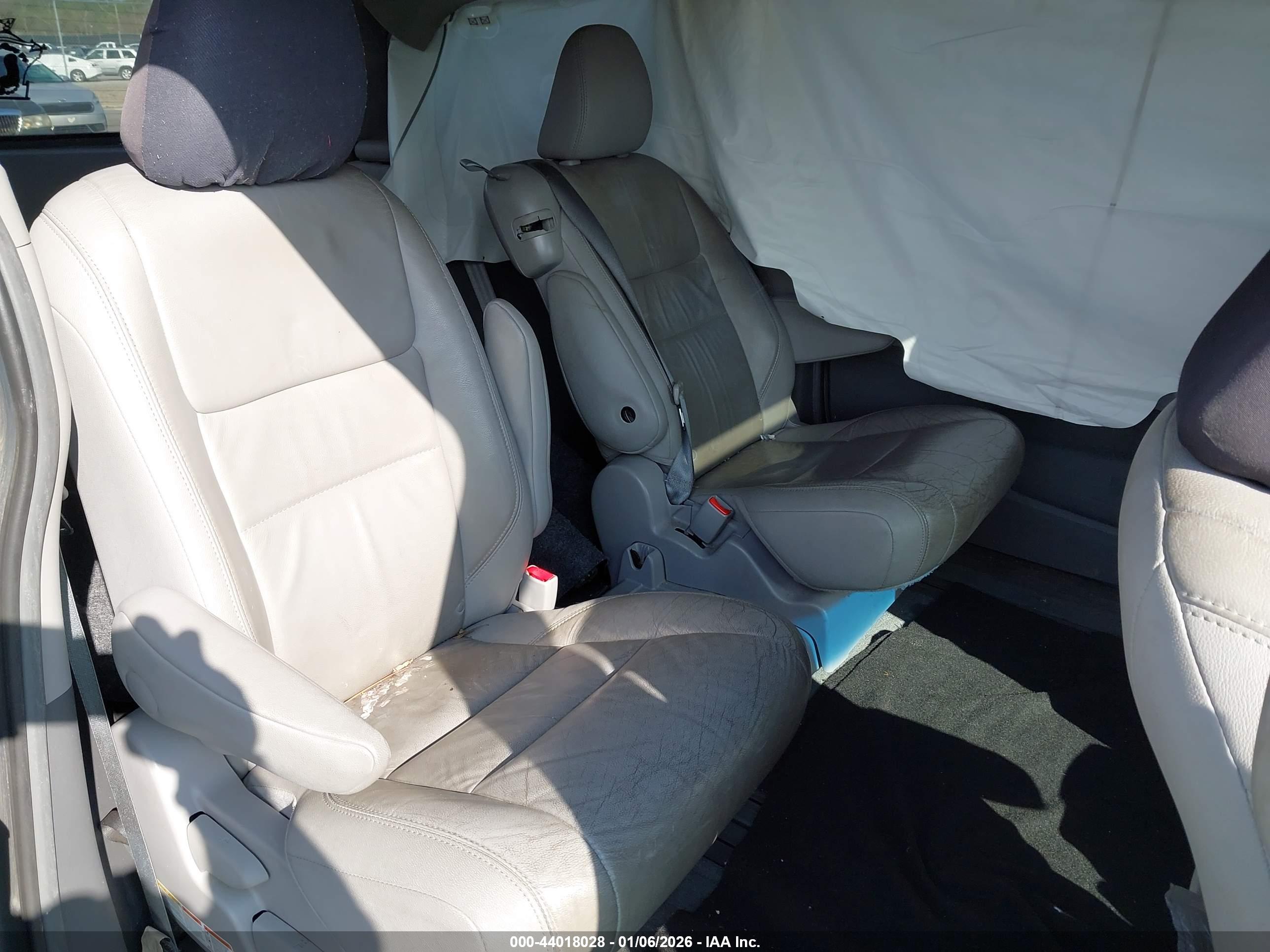 TOYOTA SIENNA image 8