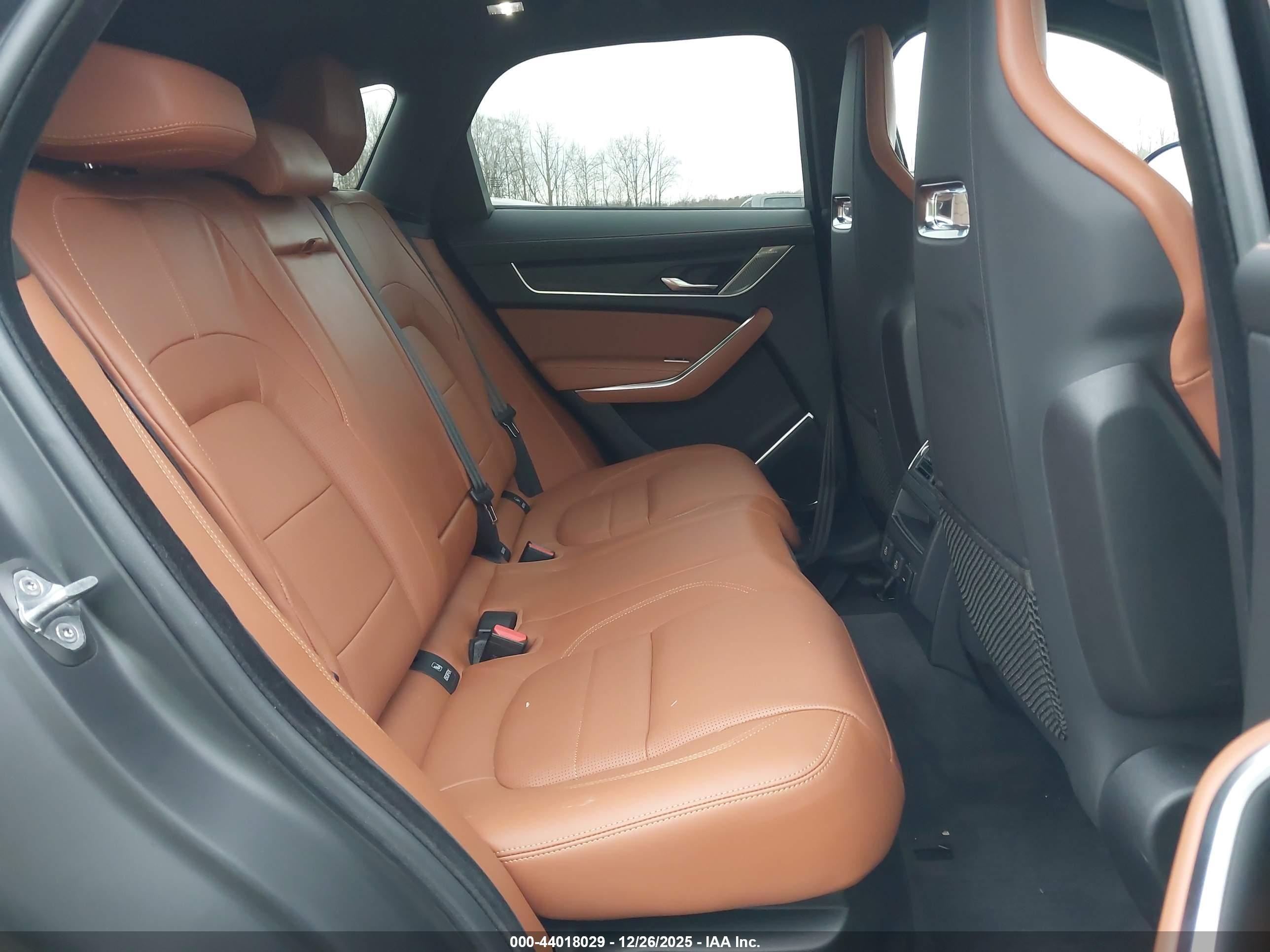 JAGUAR F-PACE image 8