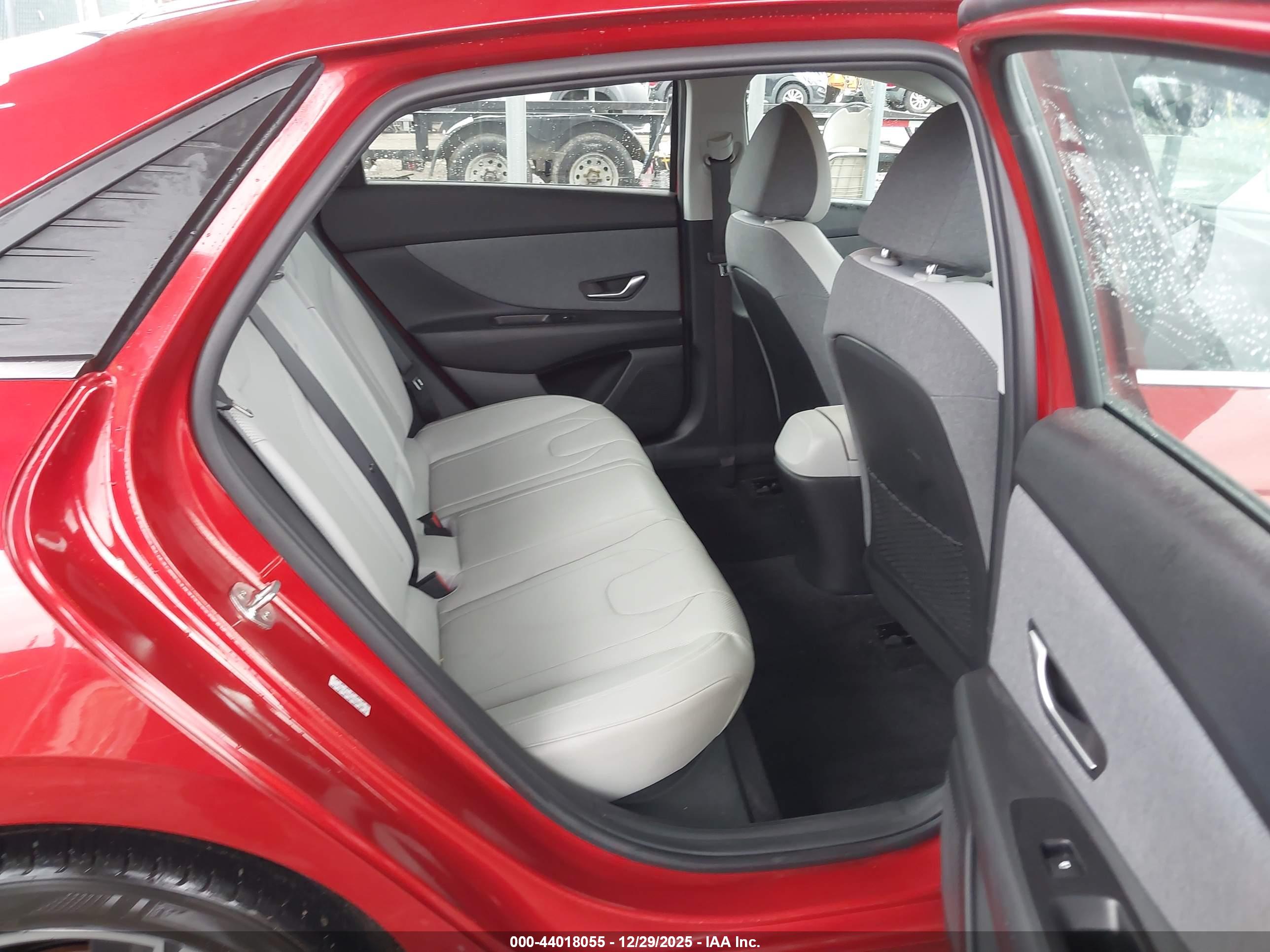 HYUNDAI ELANTRA image 8