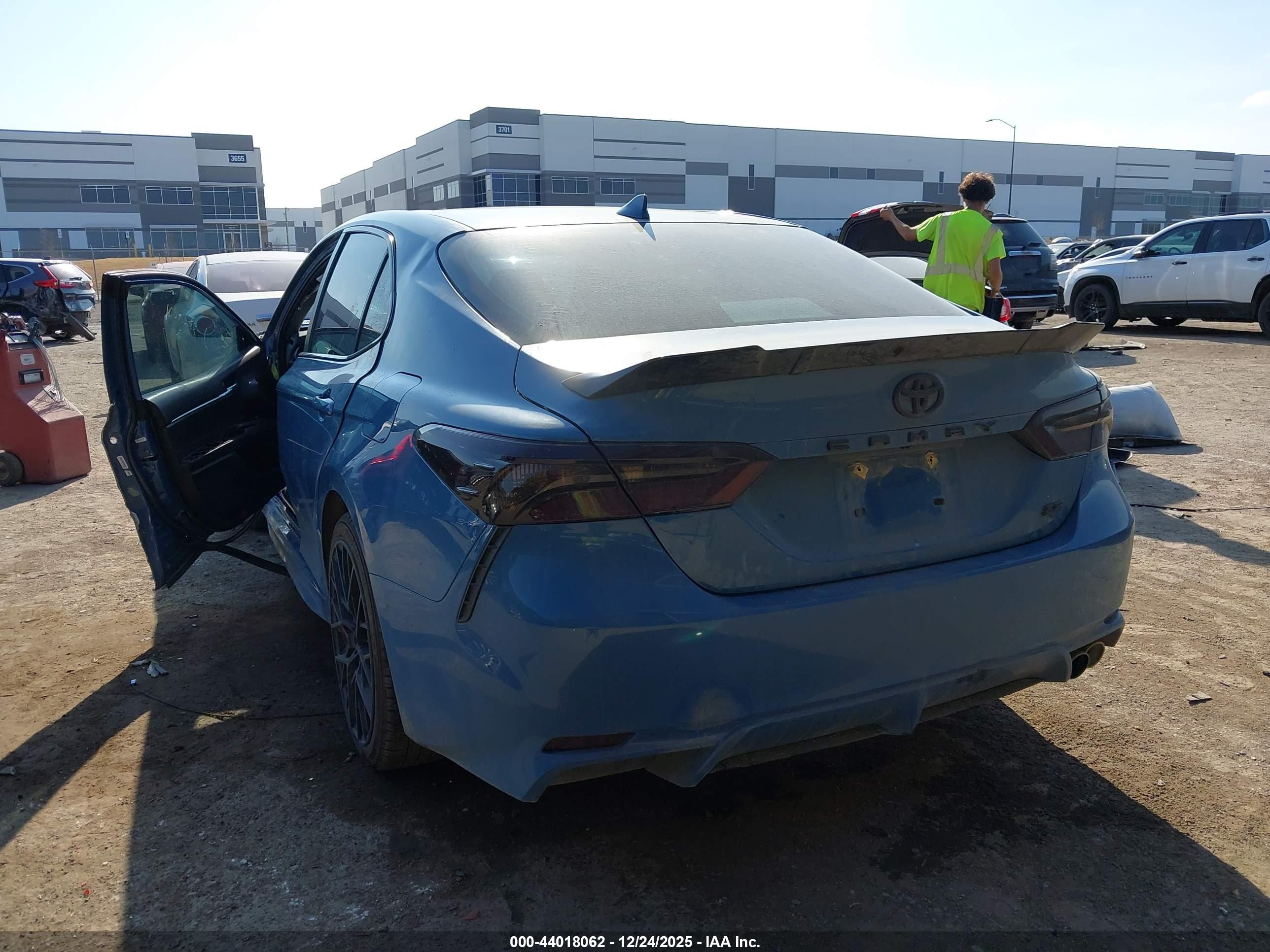 TOYOTA CAMRY image 3