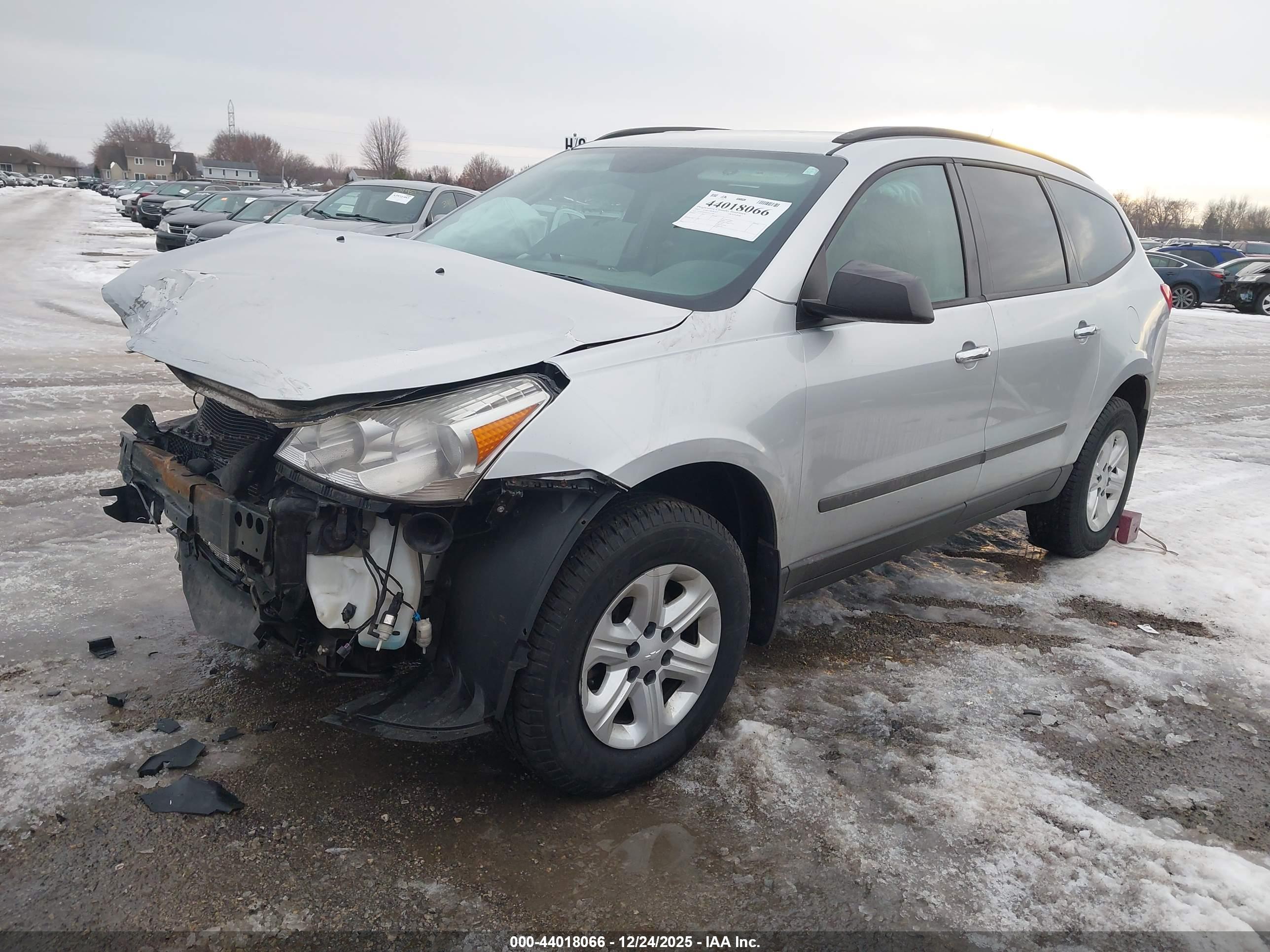 CHEVROLET TRAVERSE image 2