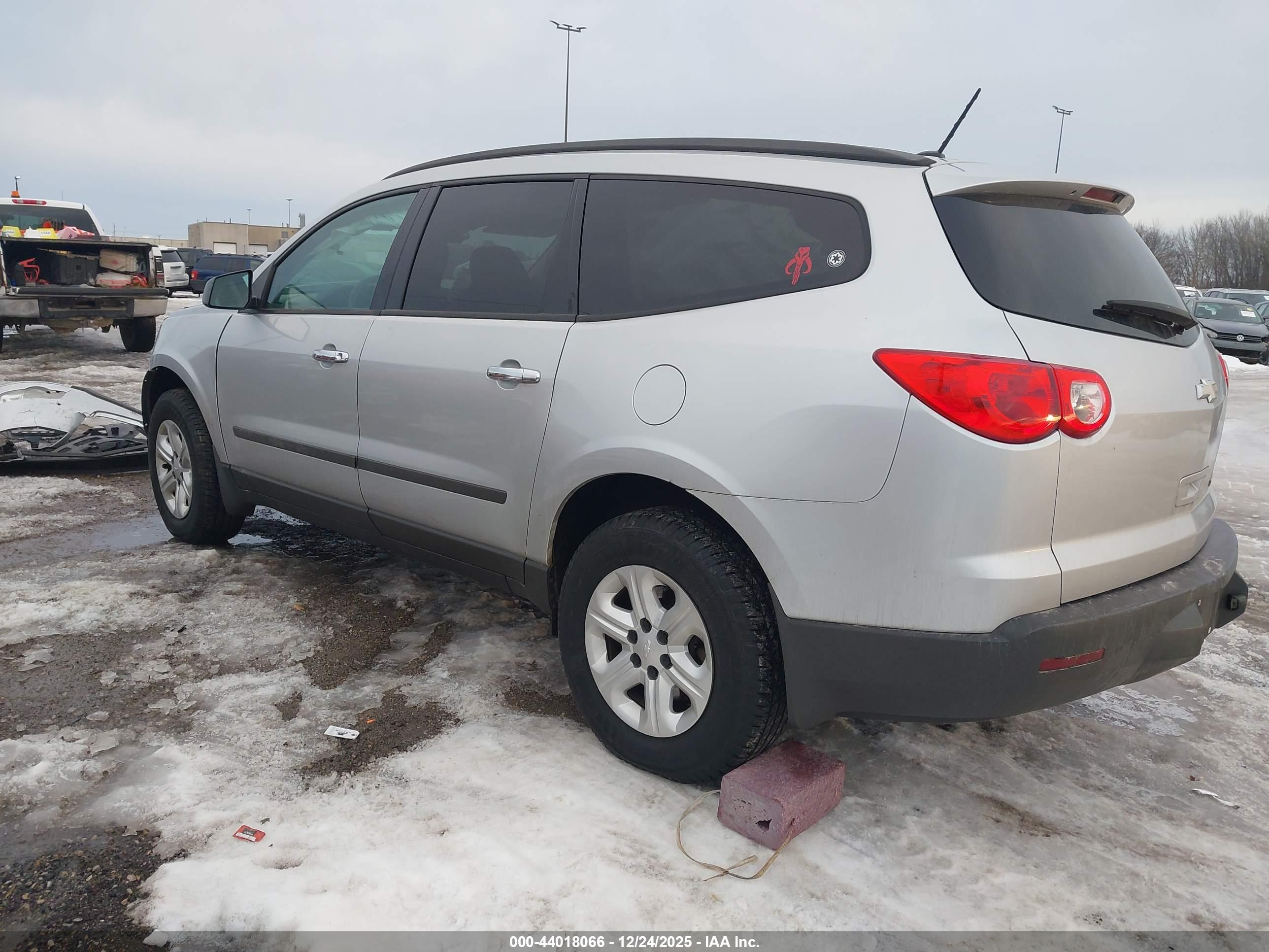 CHEVROLET TRAVERSE image 3