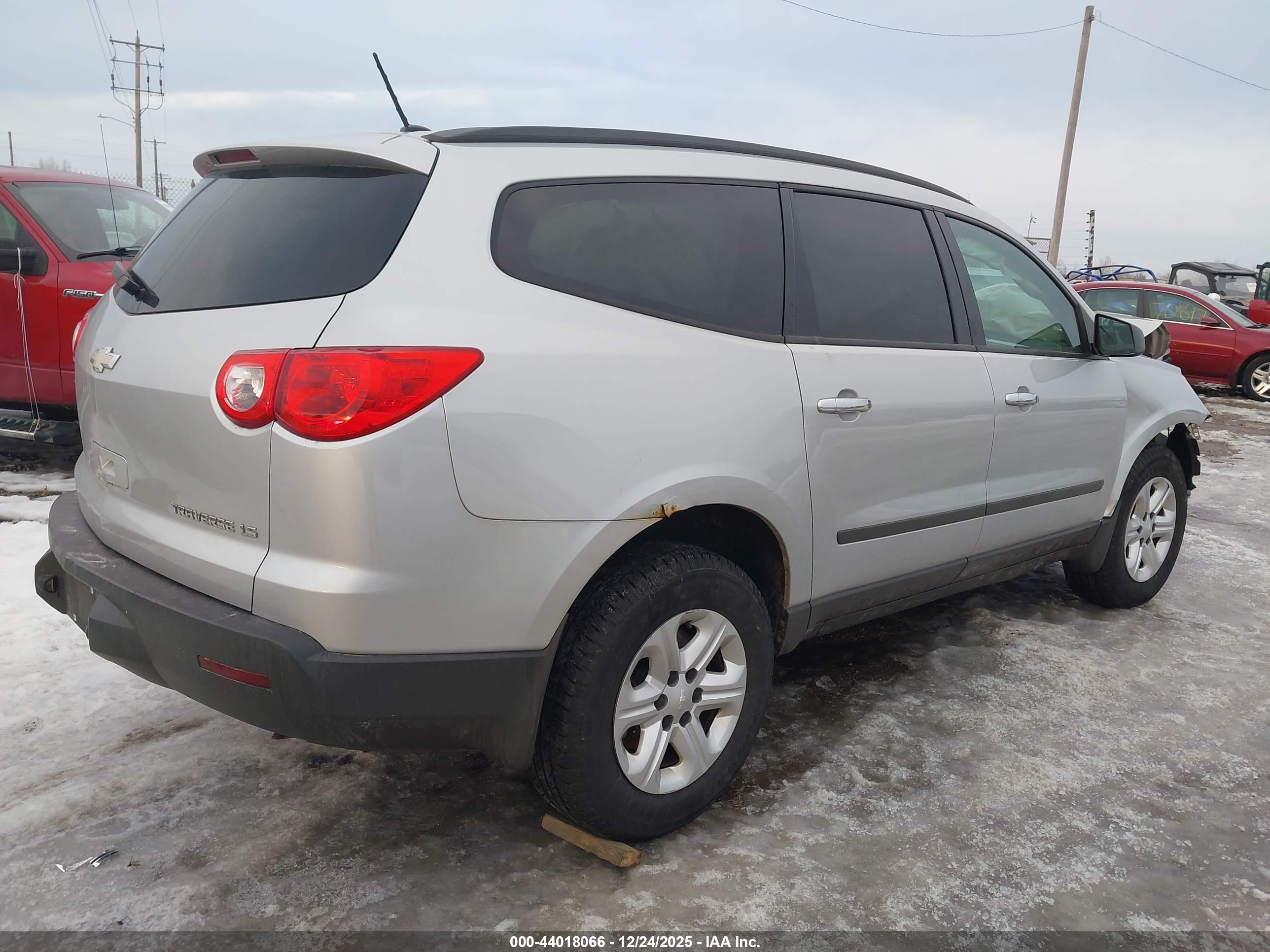 CHEVROLET TRAVERSE image 4