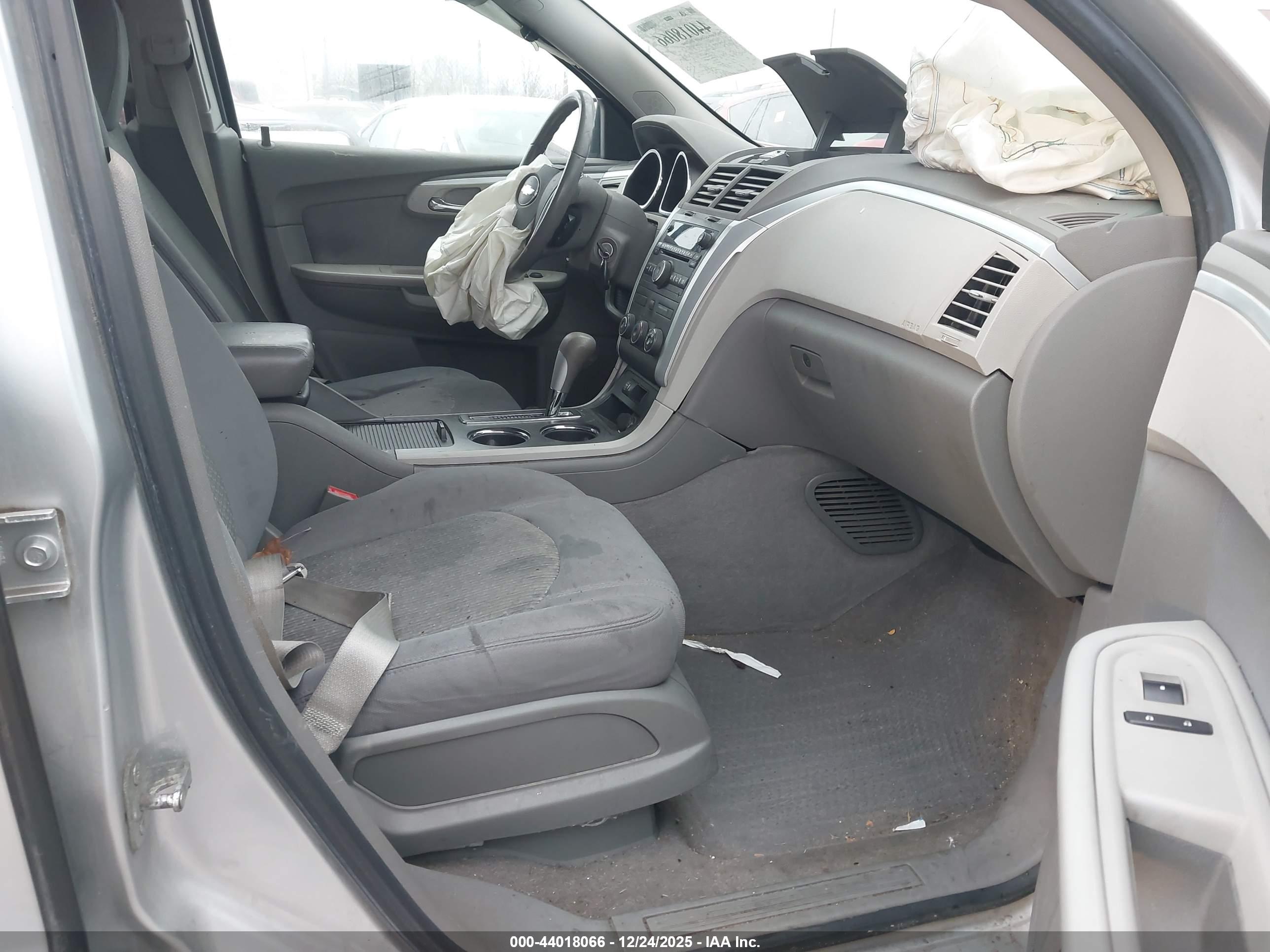 CHEVROLET TRAVERSE image 5