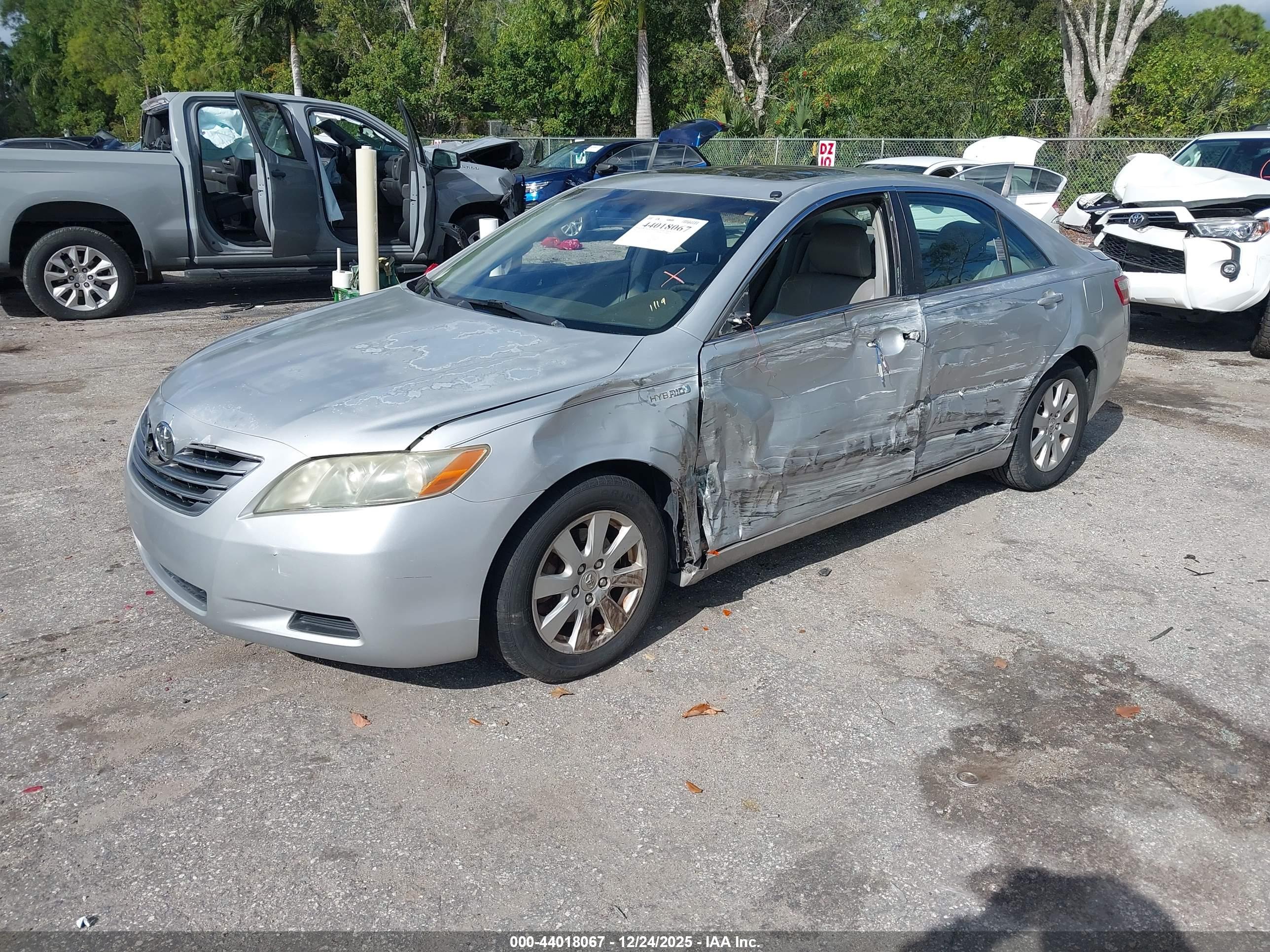 TOYOTA CAMRY image 2