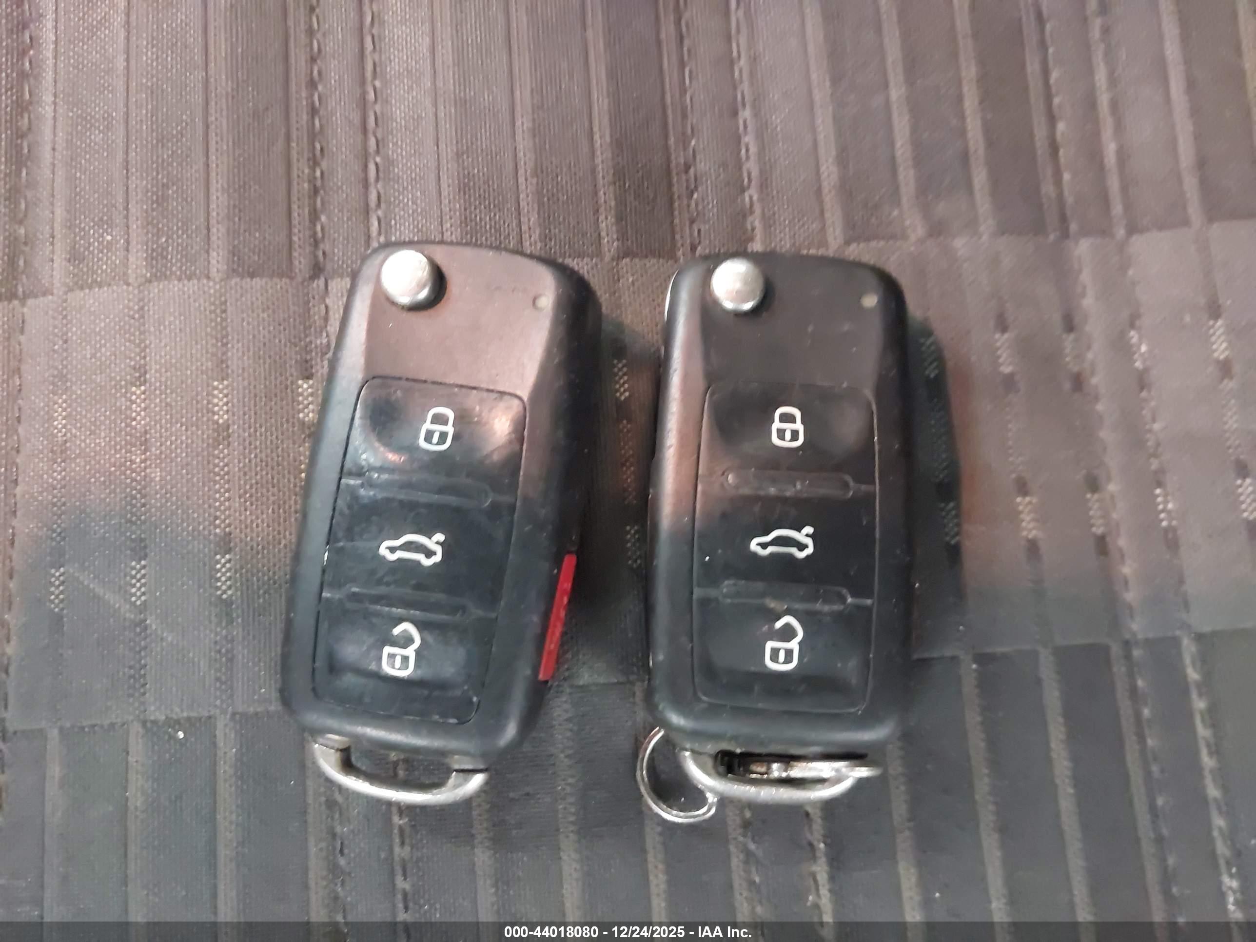 VOLKSWAGEN BEETLE image 11