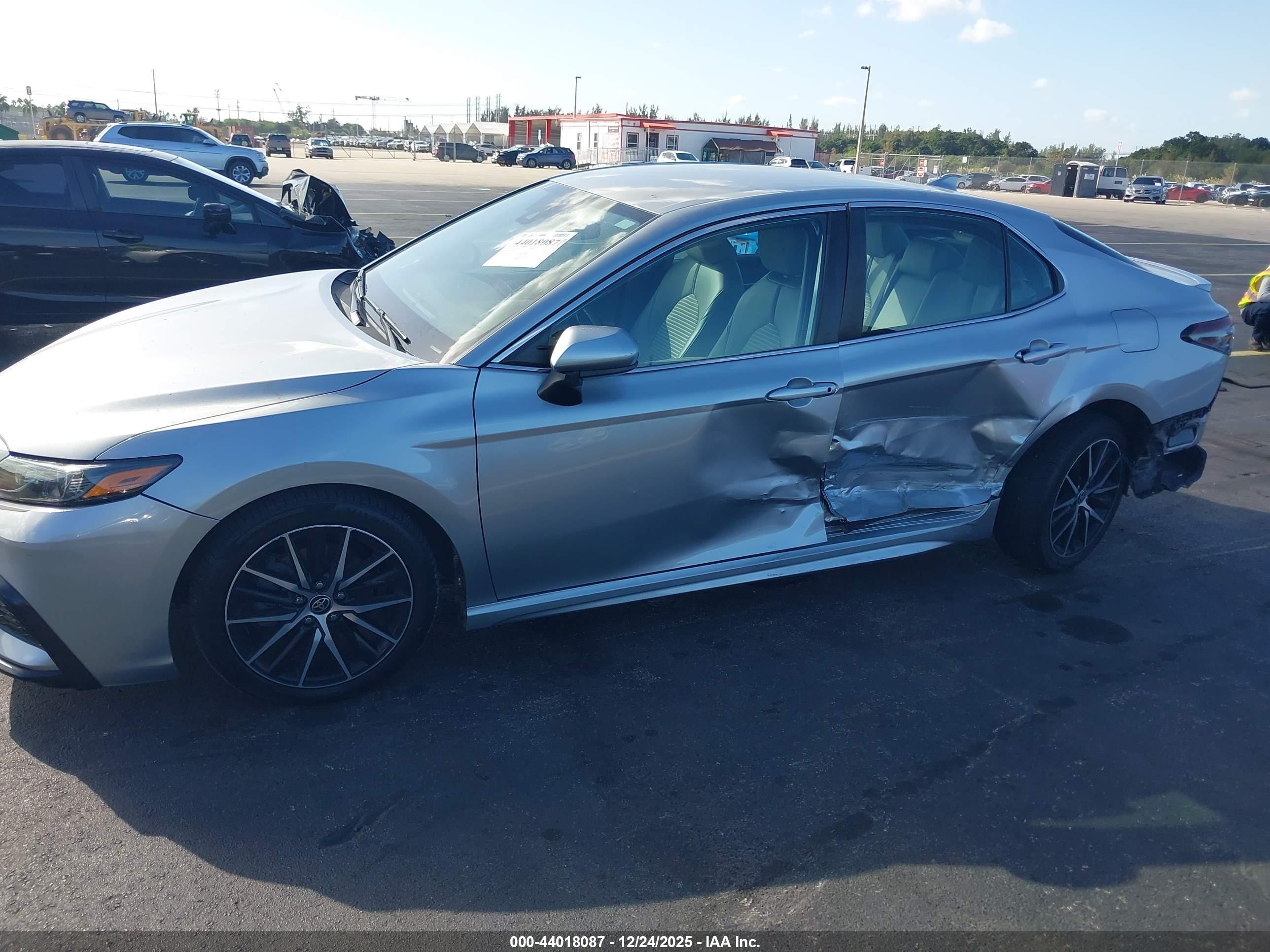 TOYOTA CAMRY image 6