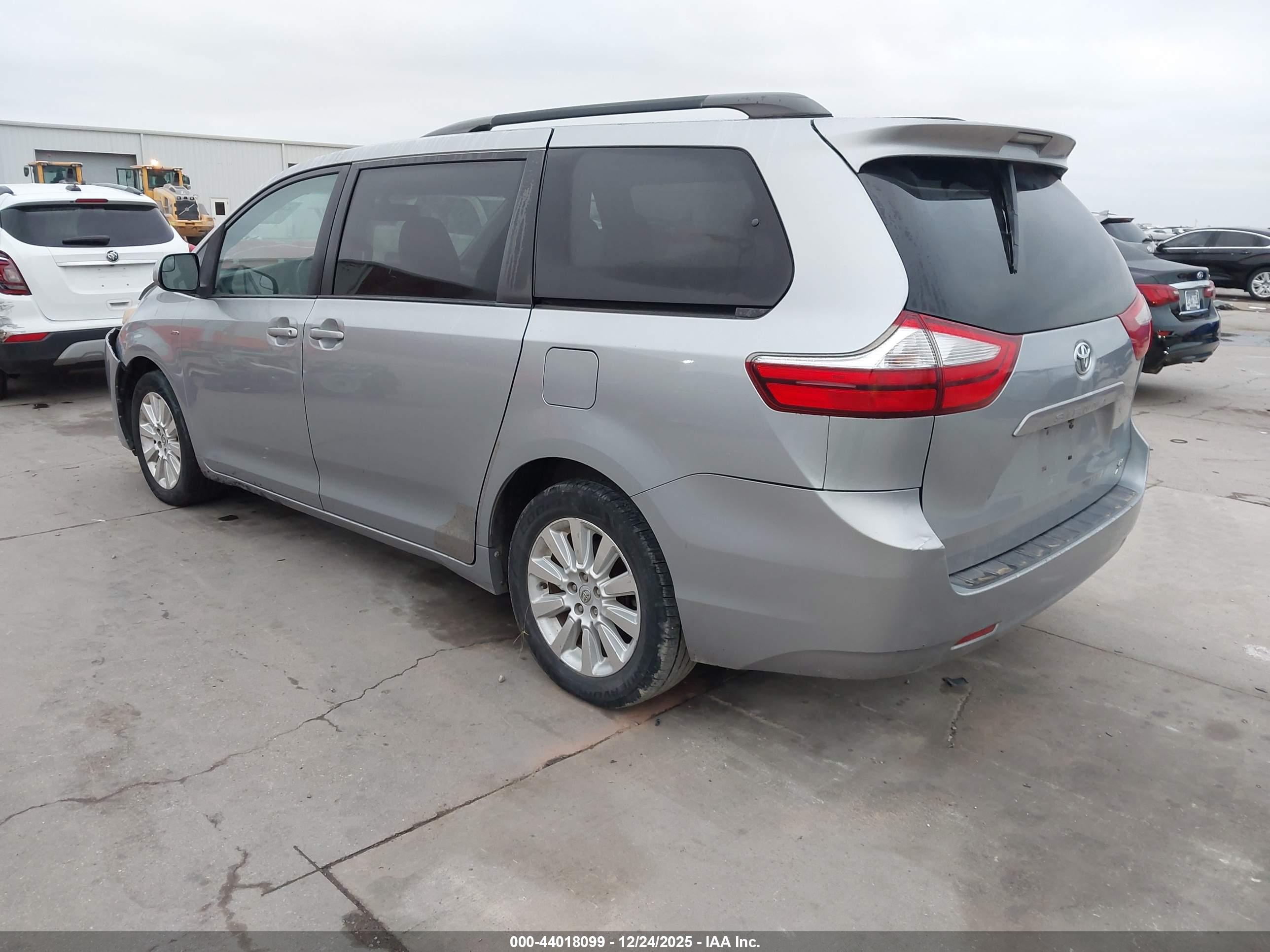 TOYOTA SIENNA image 3