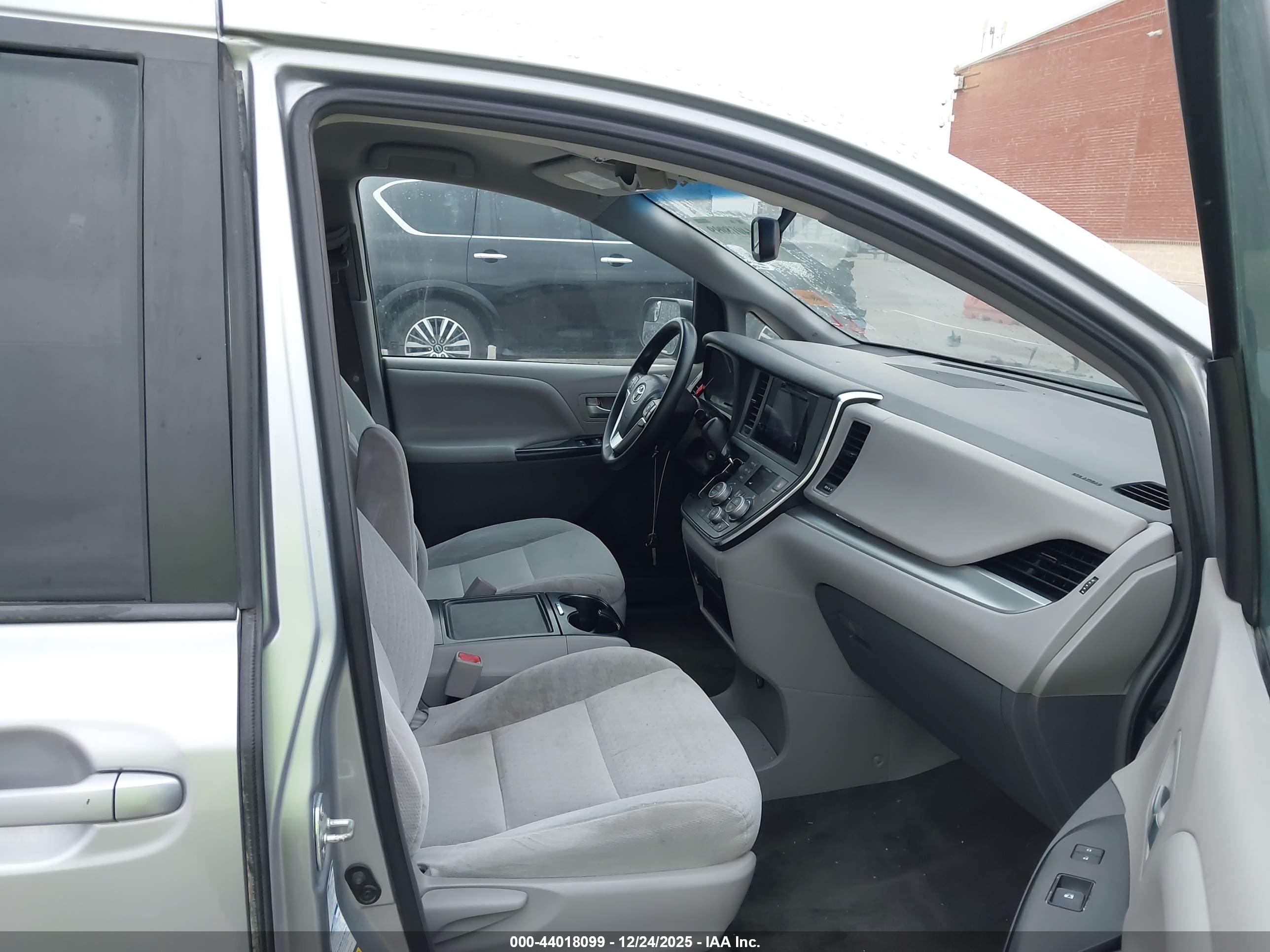 TOYOTA SIENNA image 5