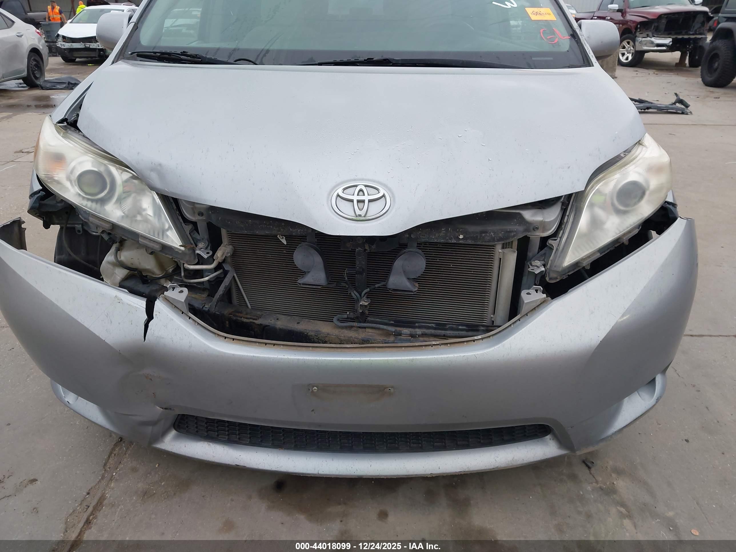 TOYOTA SIENNA image 6