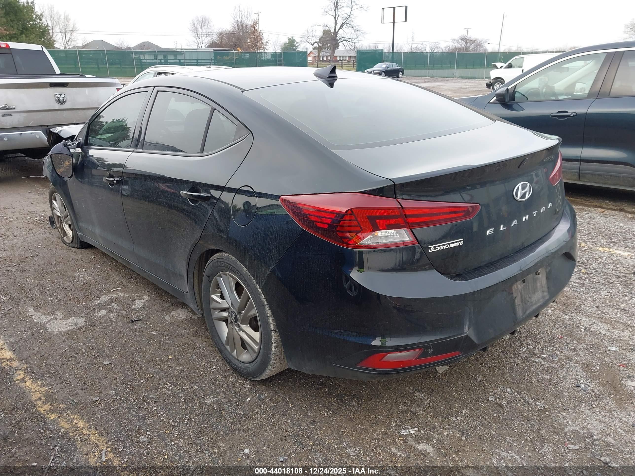 HYUNDAI ELANTRA image 3