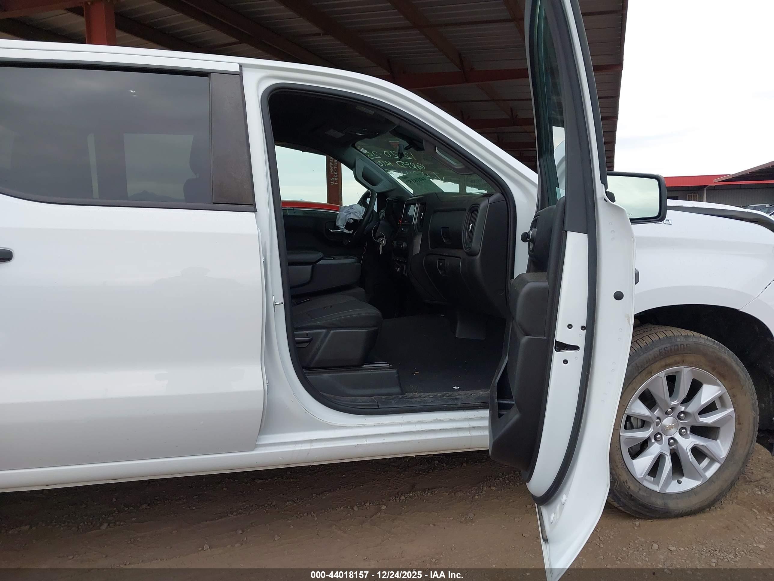 CHEVROLET SILVERADO image 5