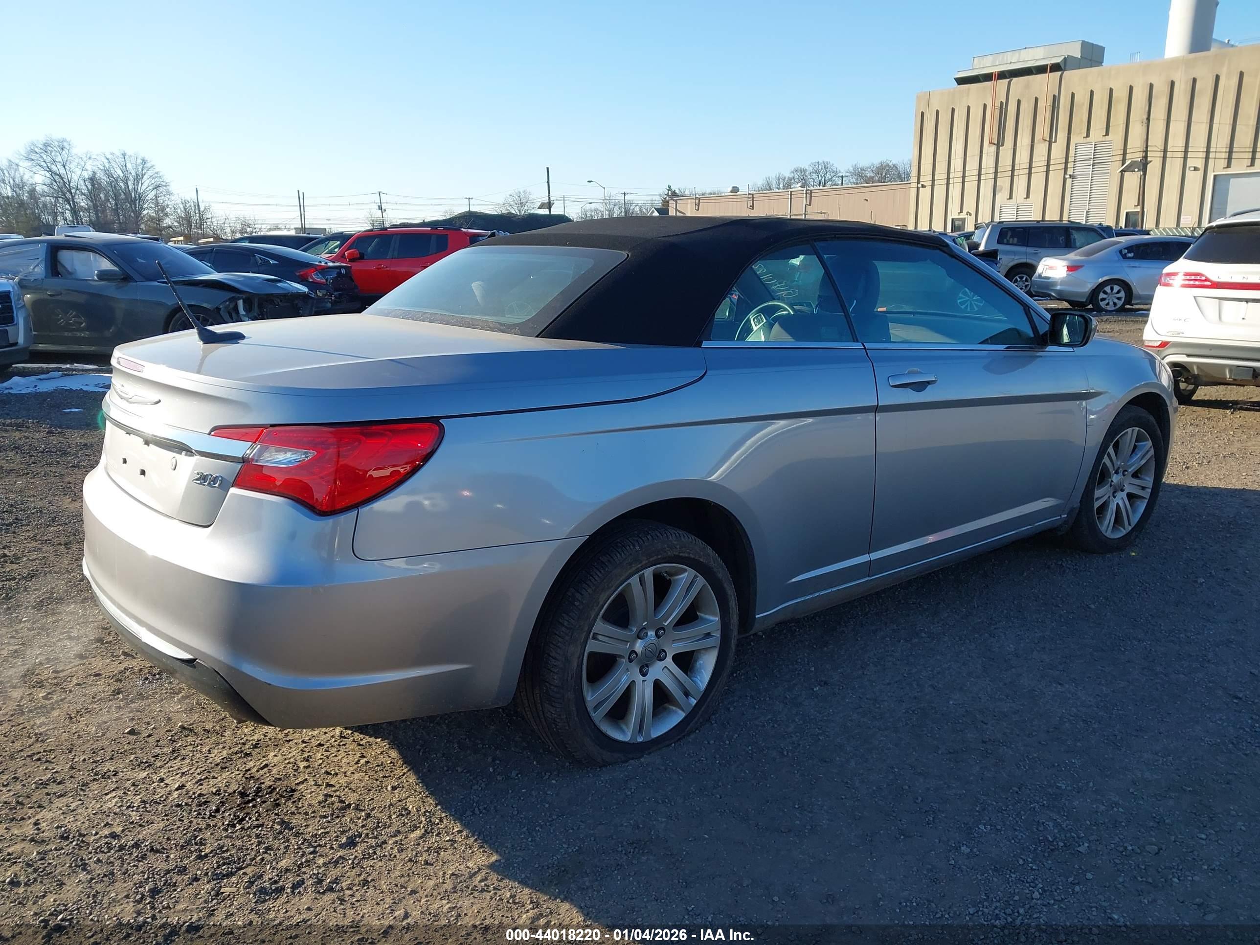 CHRYSLER 200 image 4