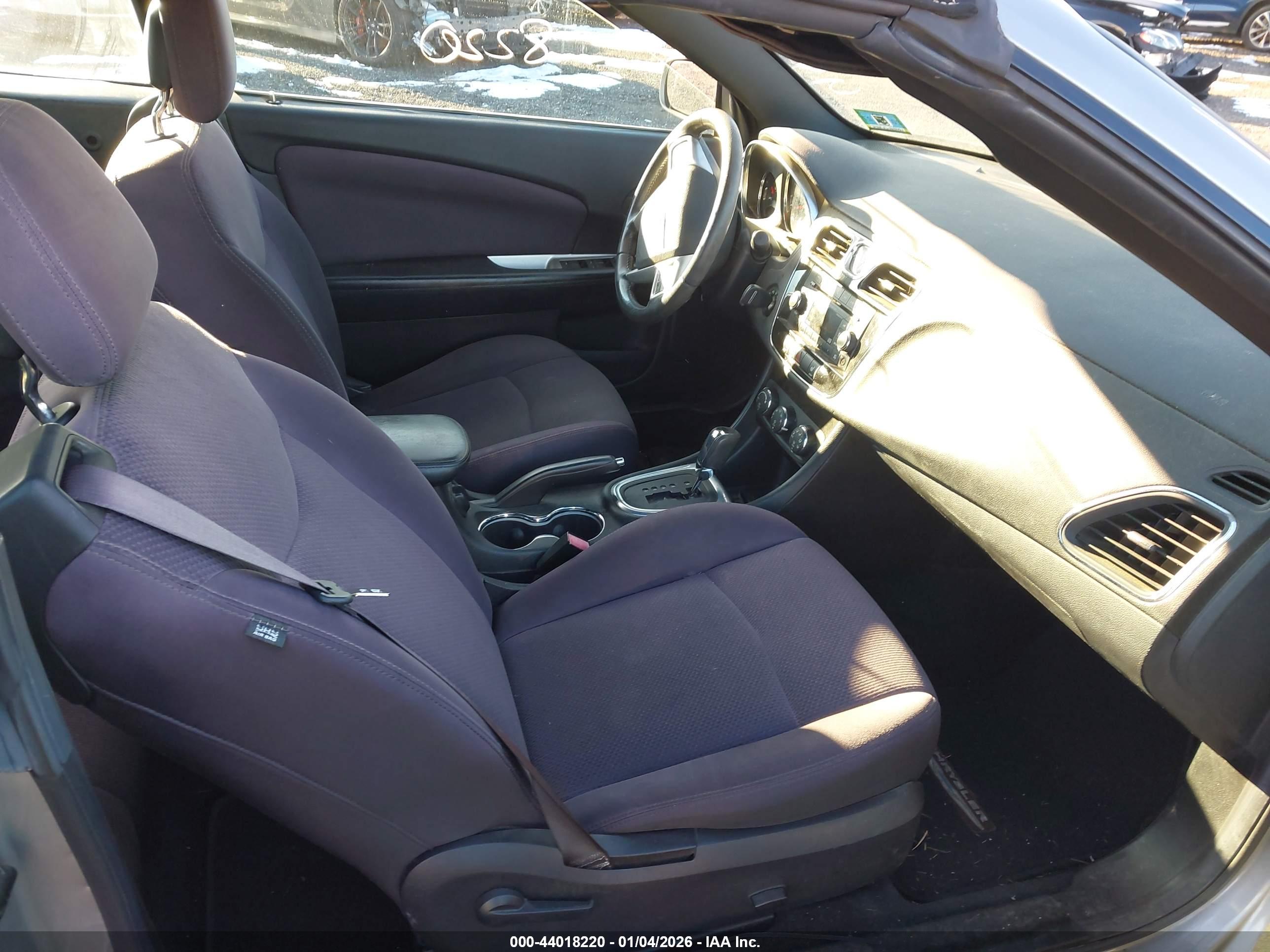 CHRYSLER 200 image 5