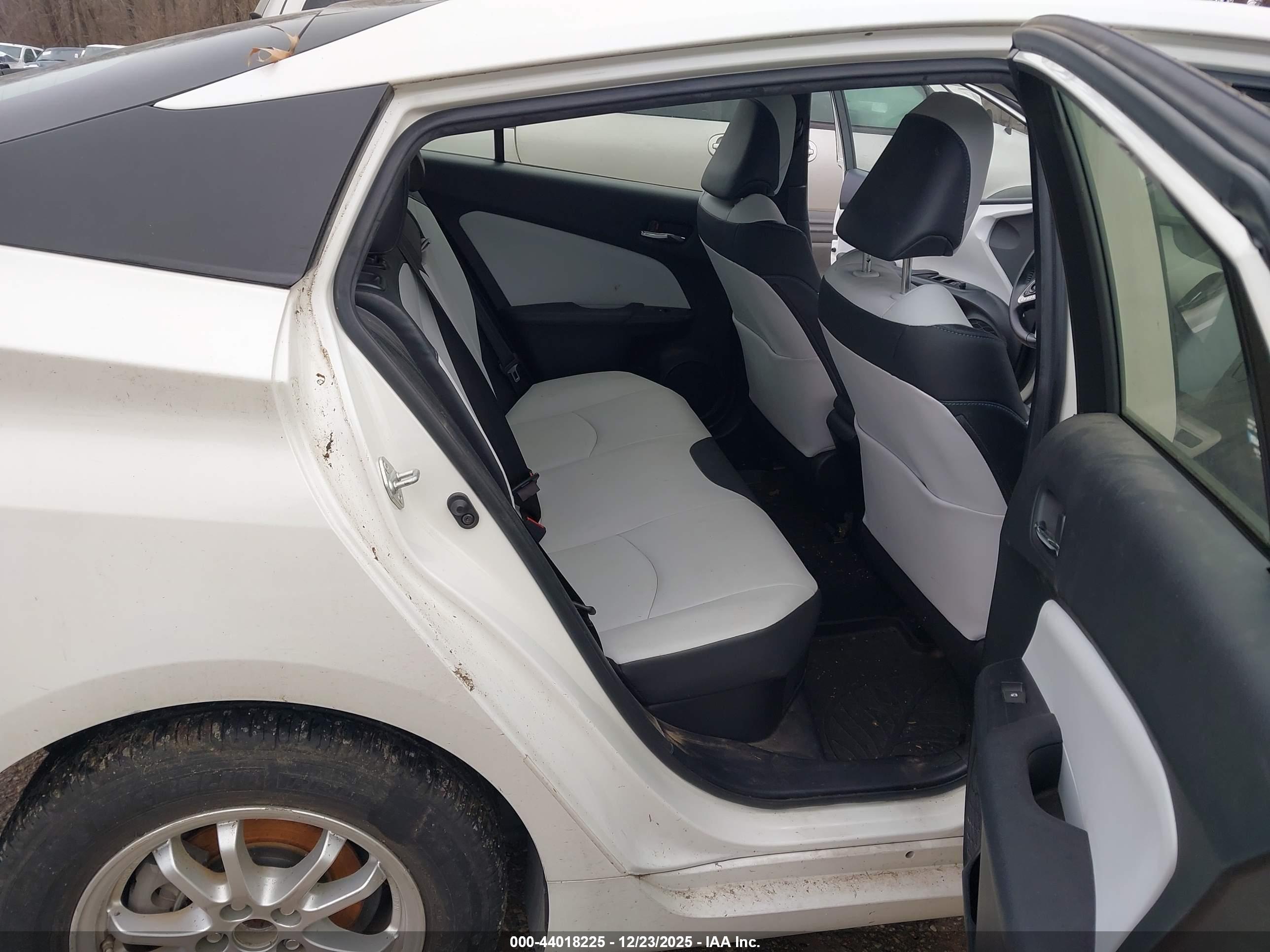 TOYOTA PRIUS image 8
