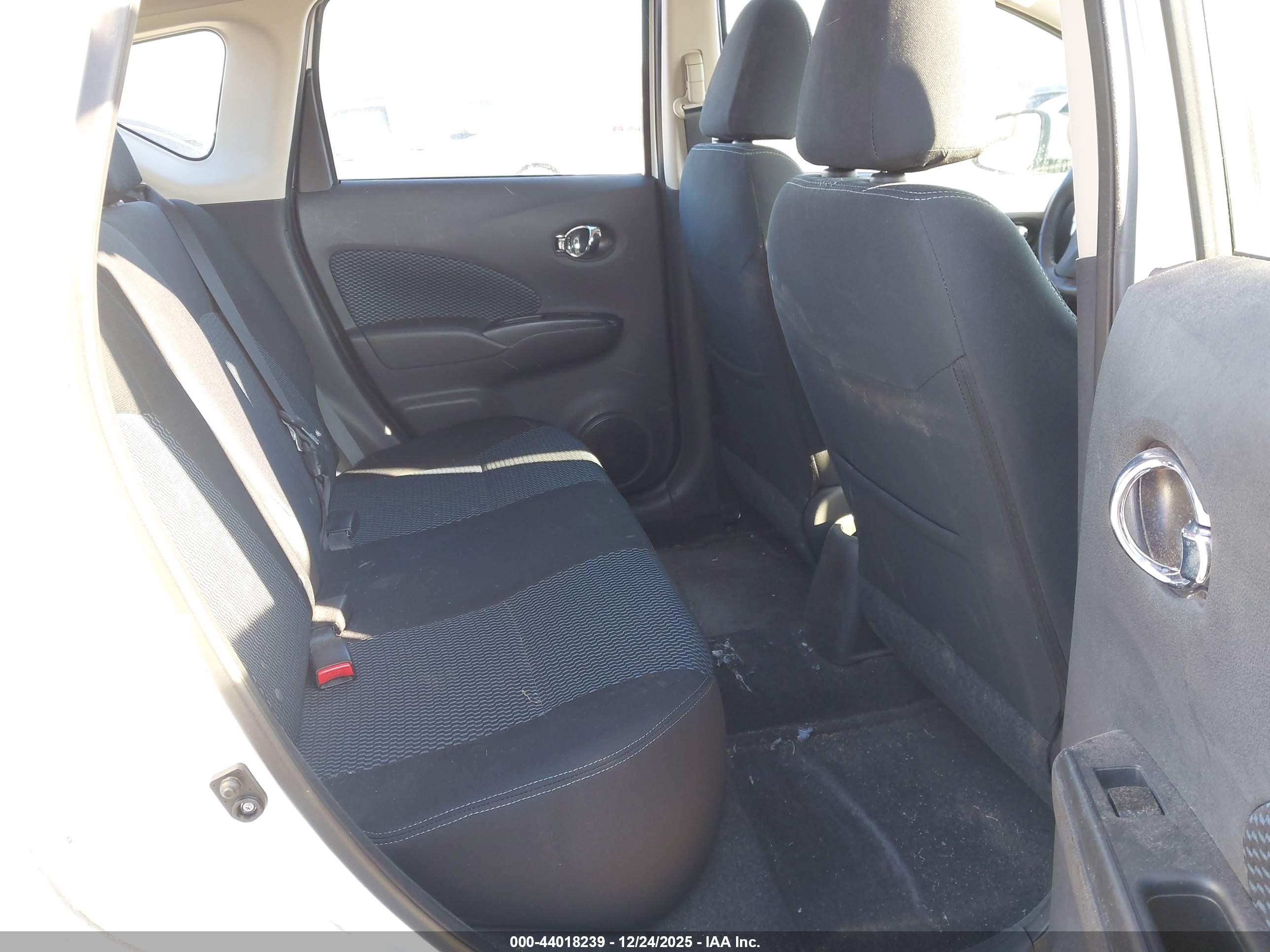 NISSAN VERSA image 8