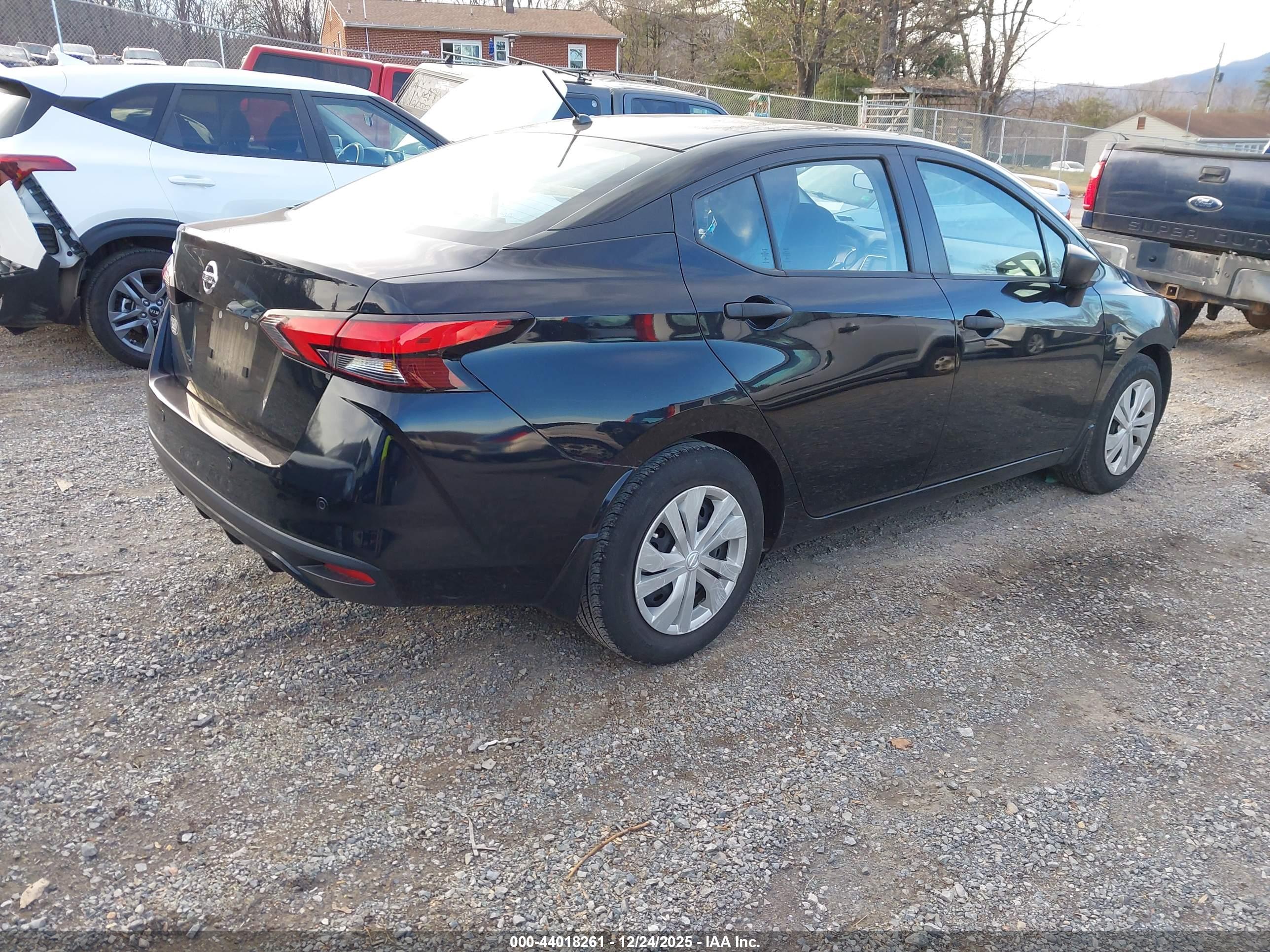 NISSAN VERSA image 4