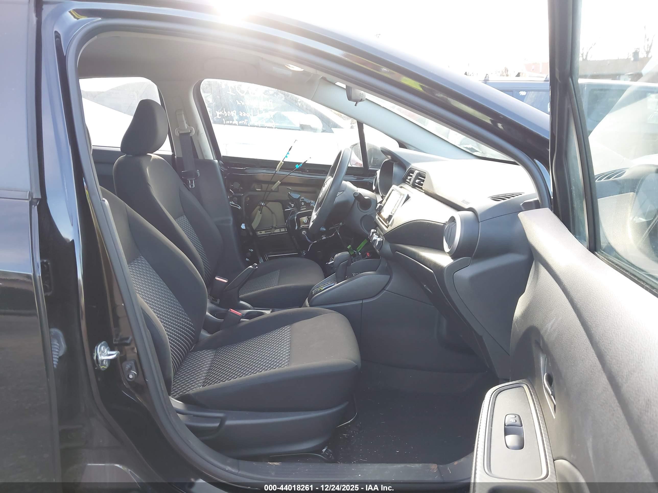 NISSAN VERSA image 5