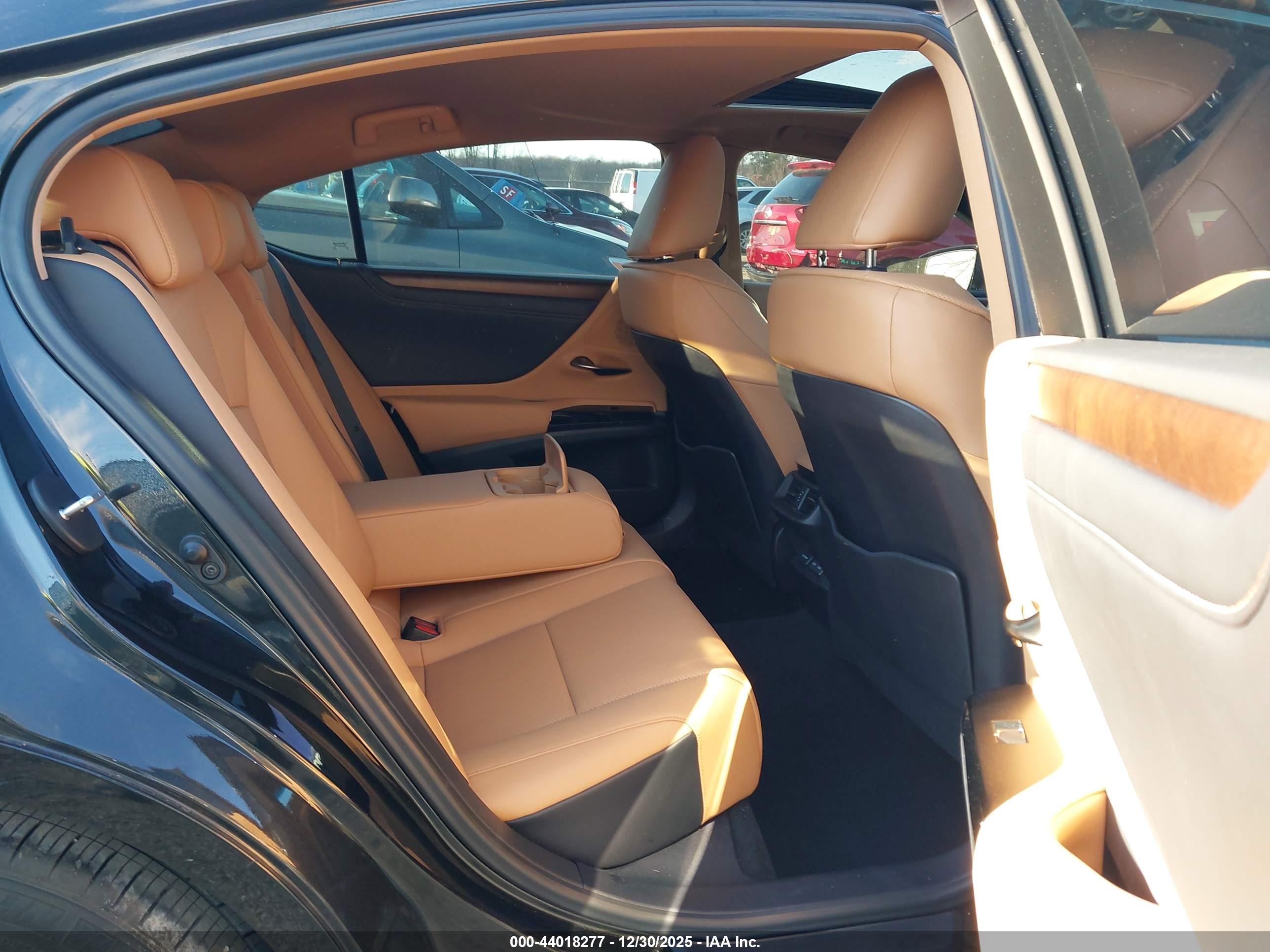 LEXUS ES image 8