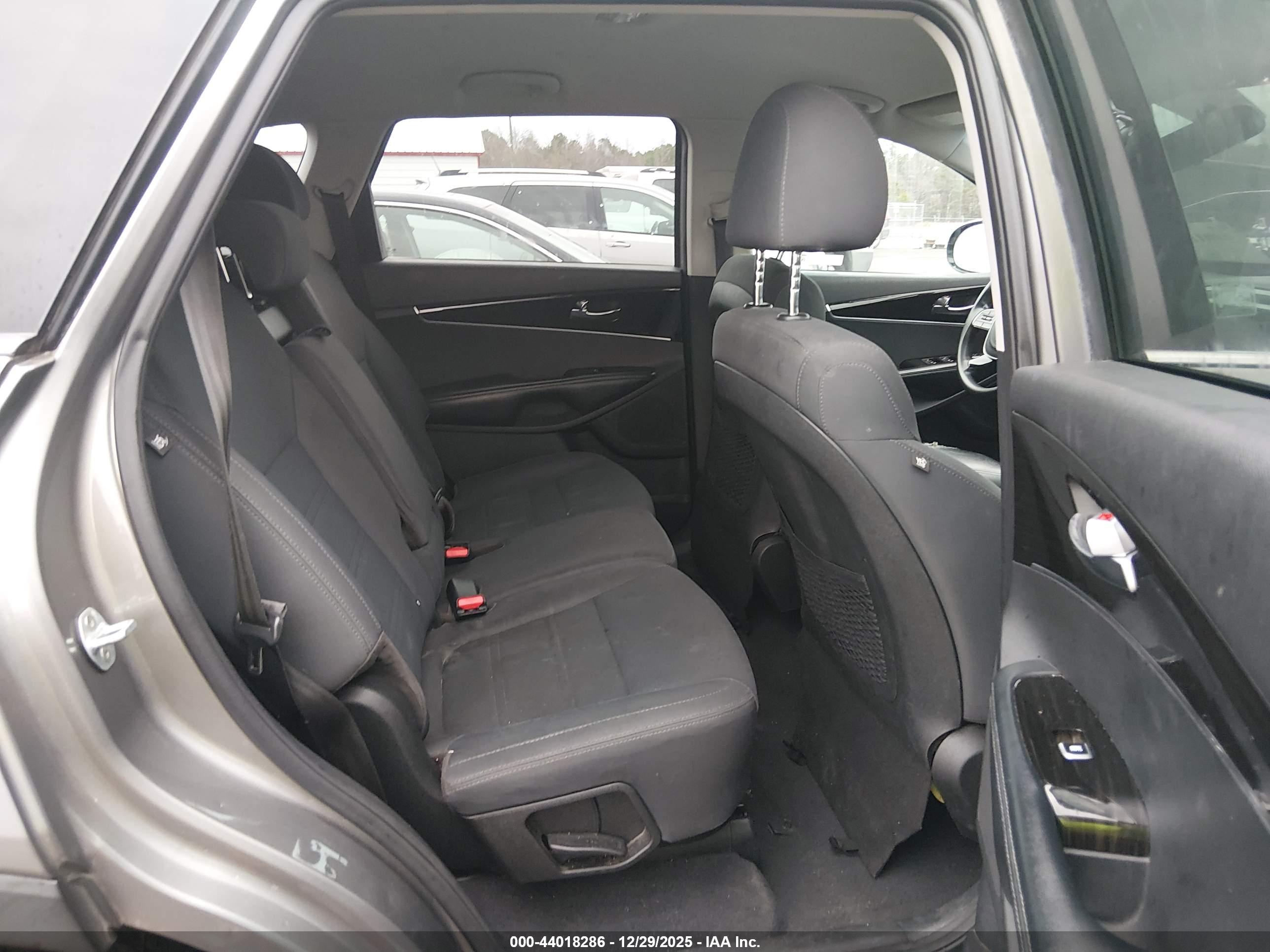 KIA SORENTO image 8