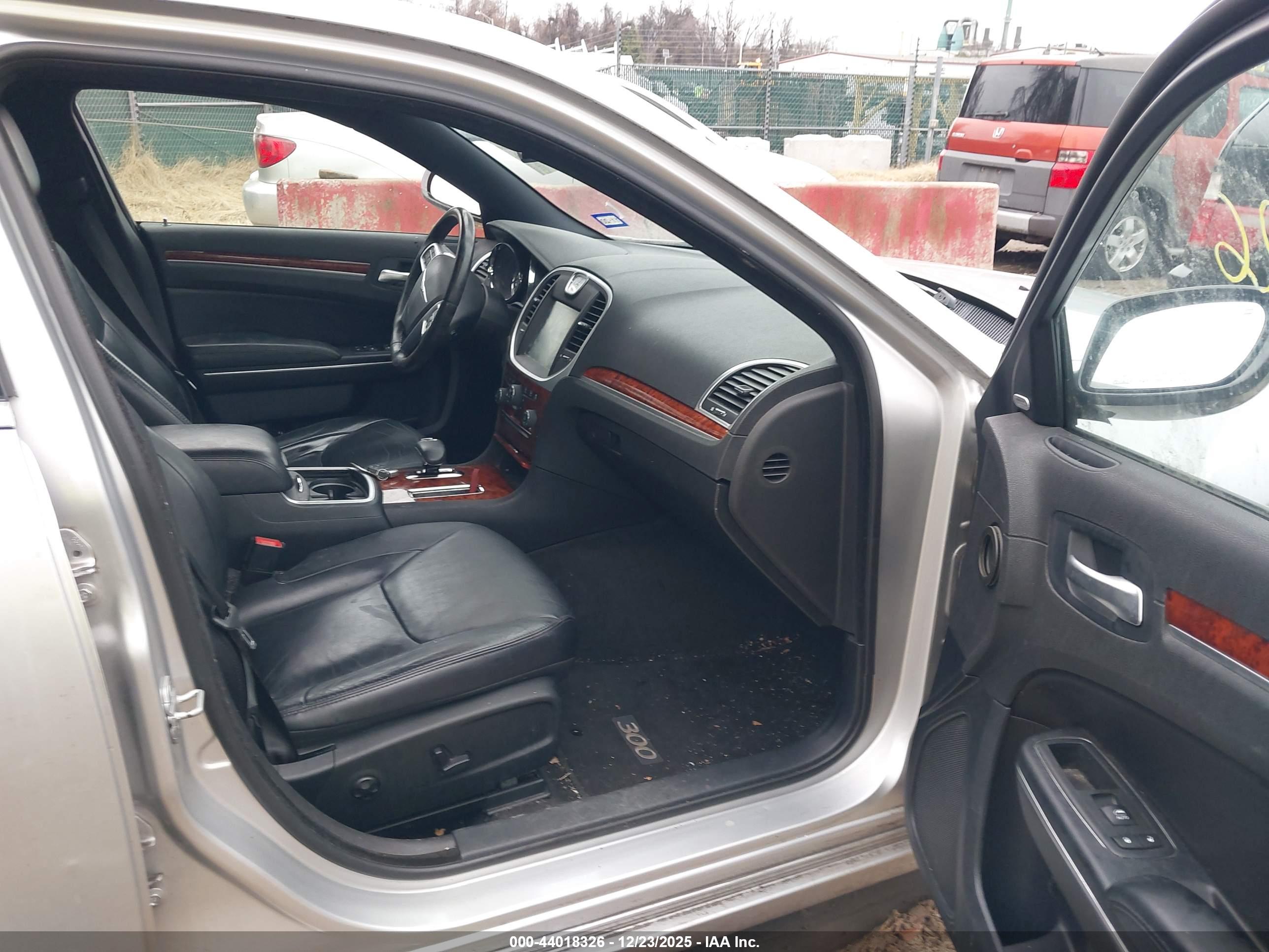 CHRYSLER 300 image 5