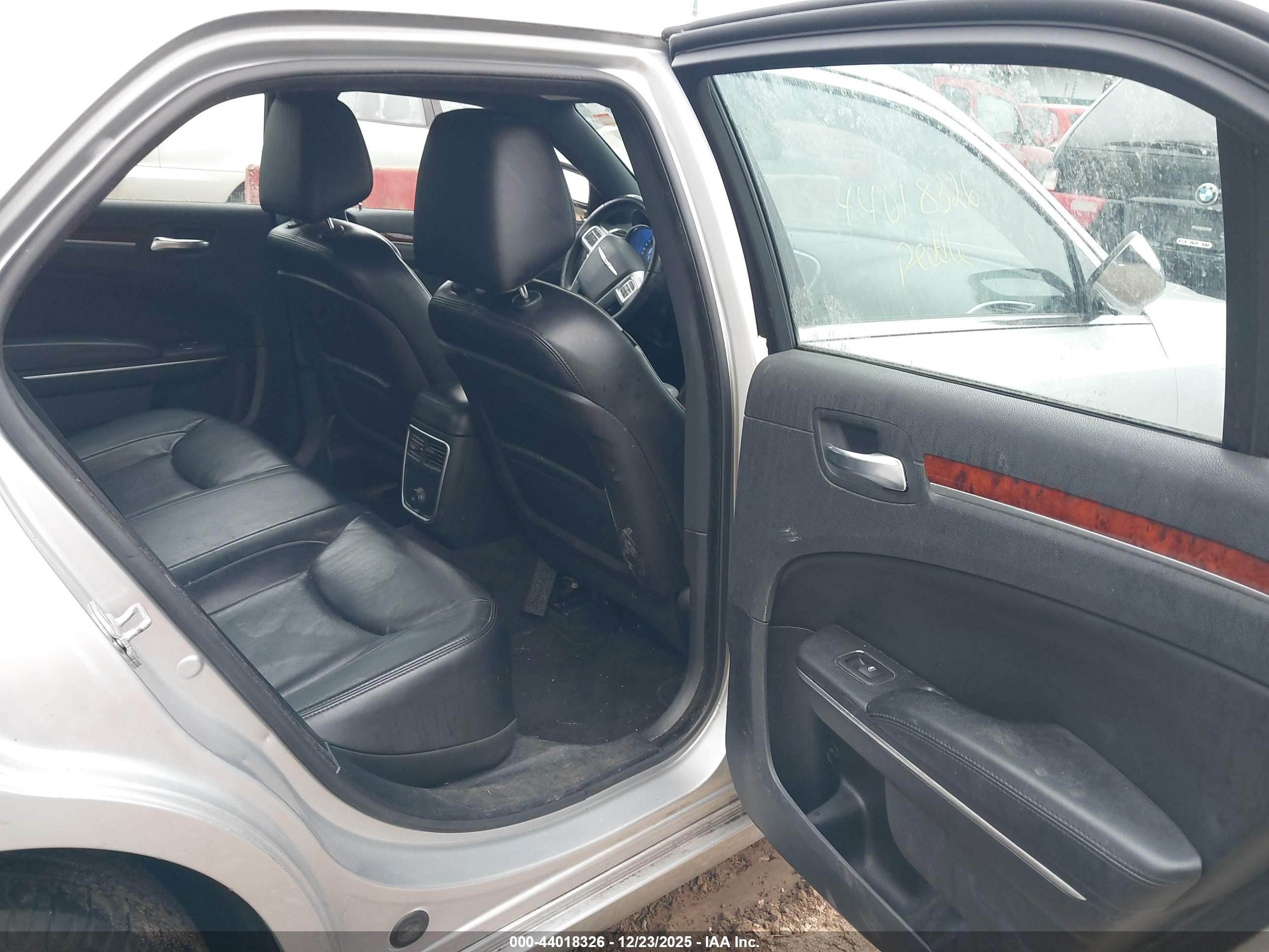 CHRYSLER 300 image 8