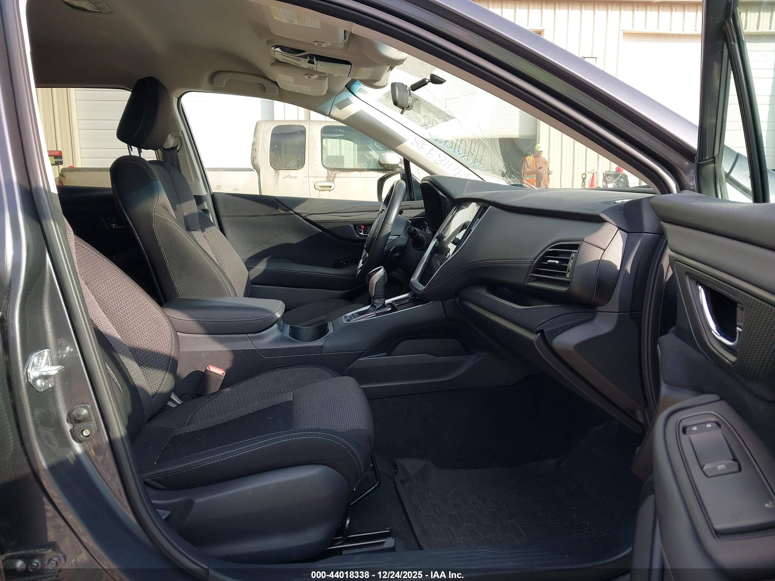 SUBARU OUTBACK image 5