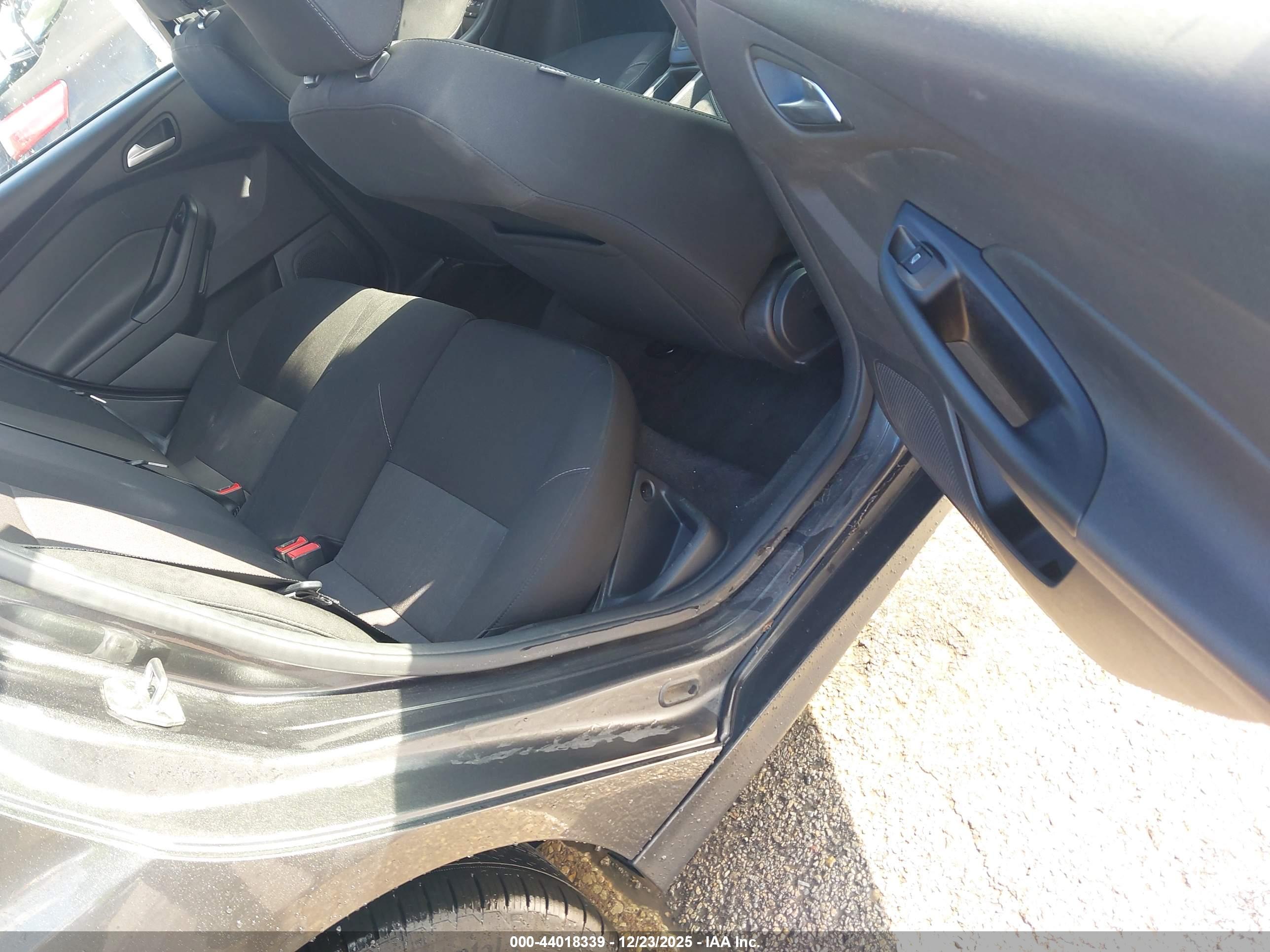 FORD FOCUS image 8
