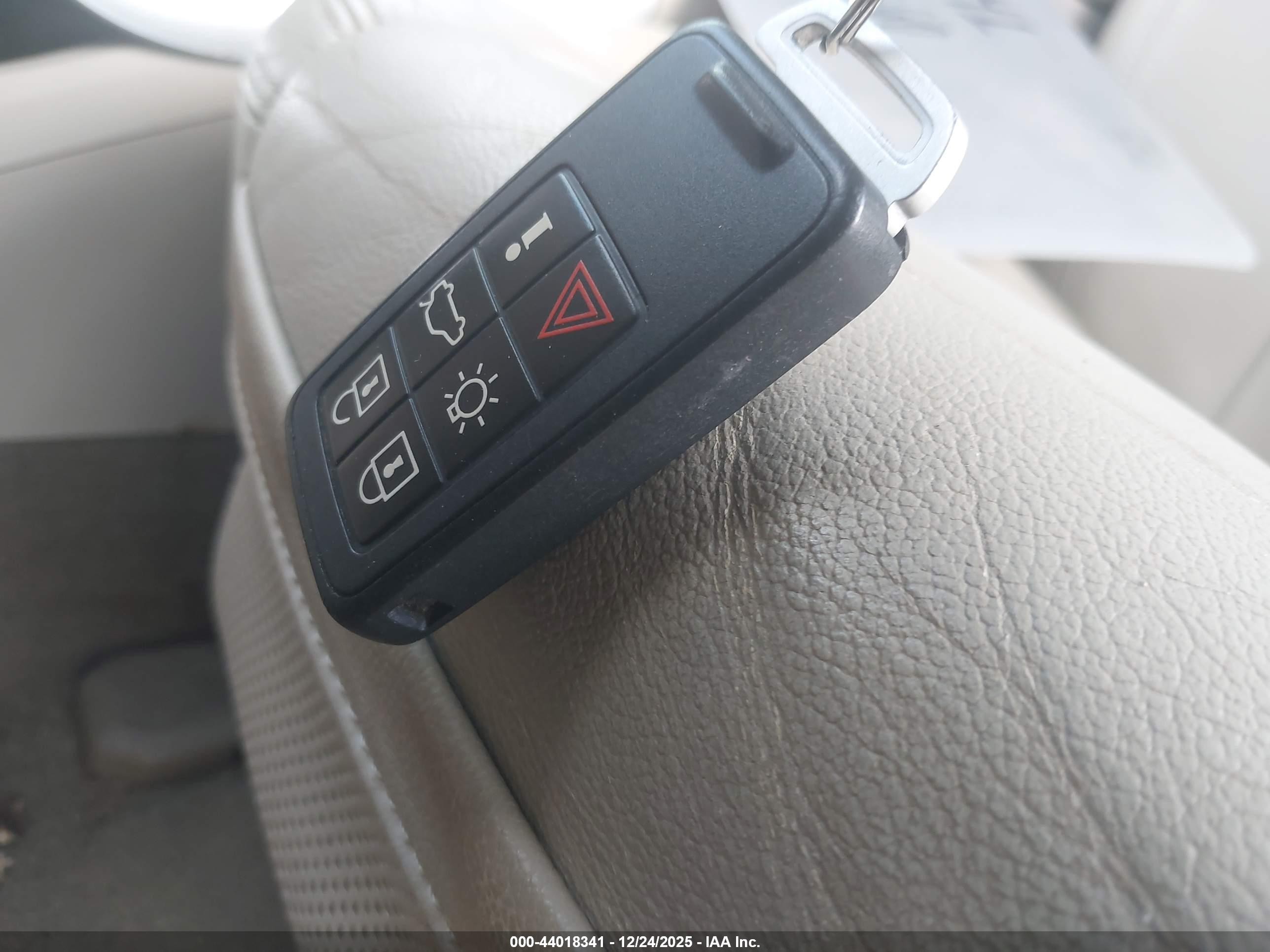 VOLVO XC60 image 11
