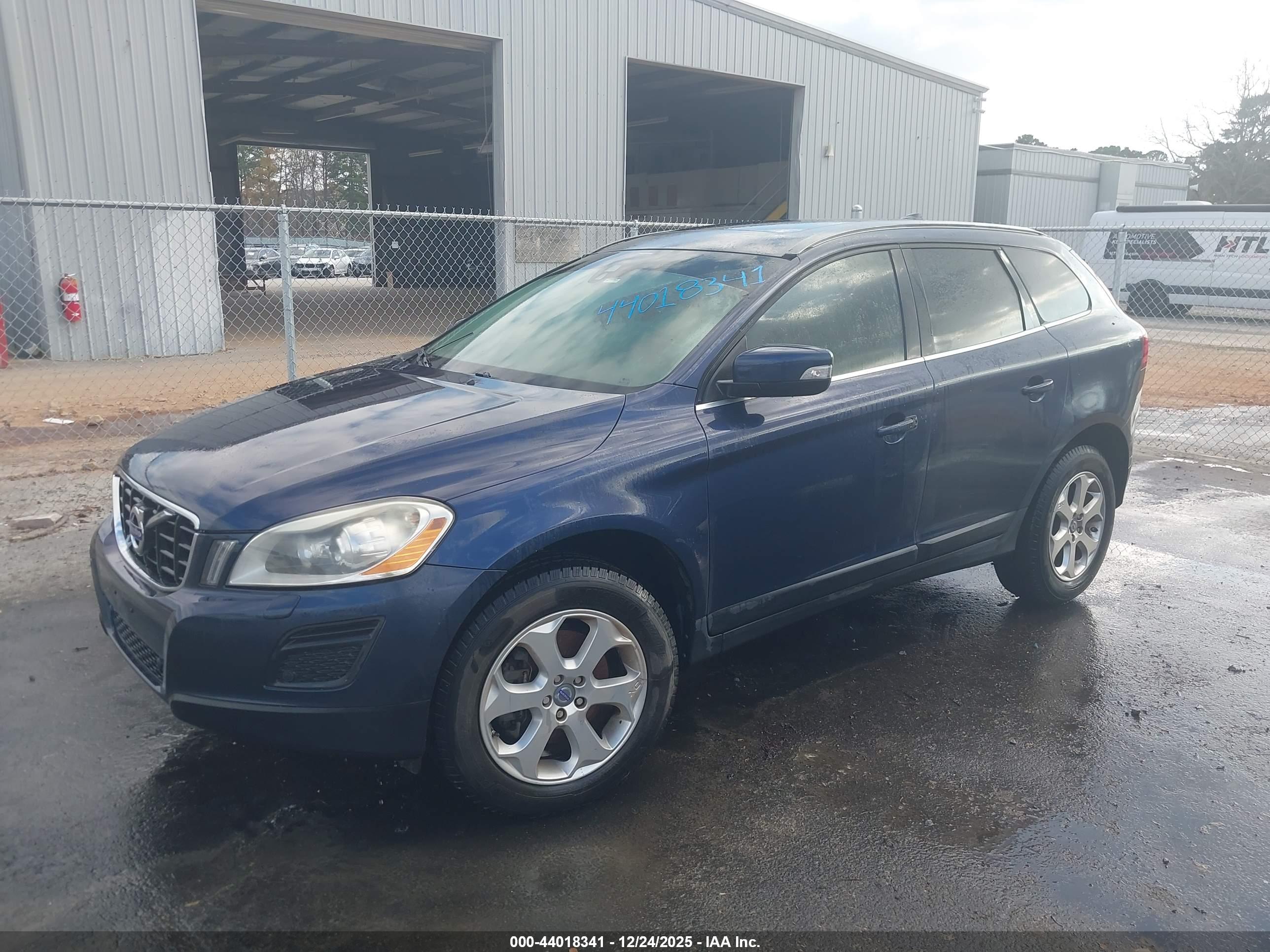 VOLVO XC60 image 2