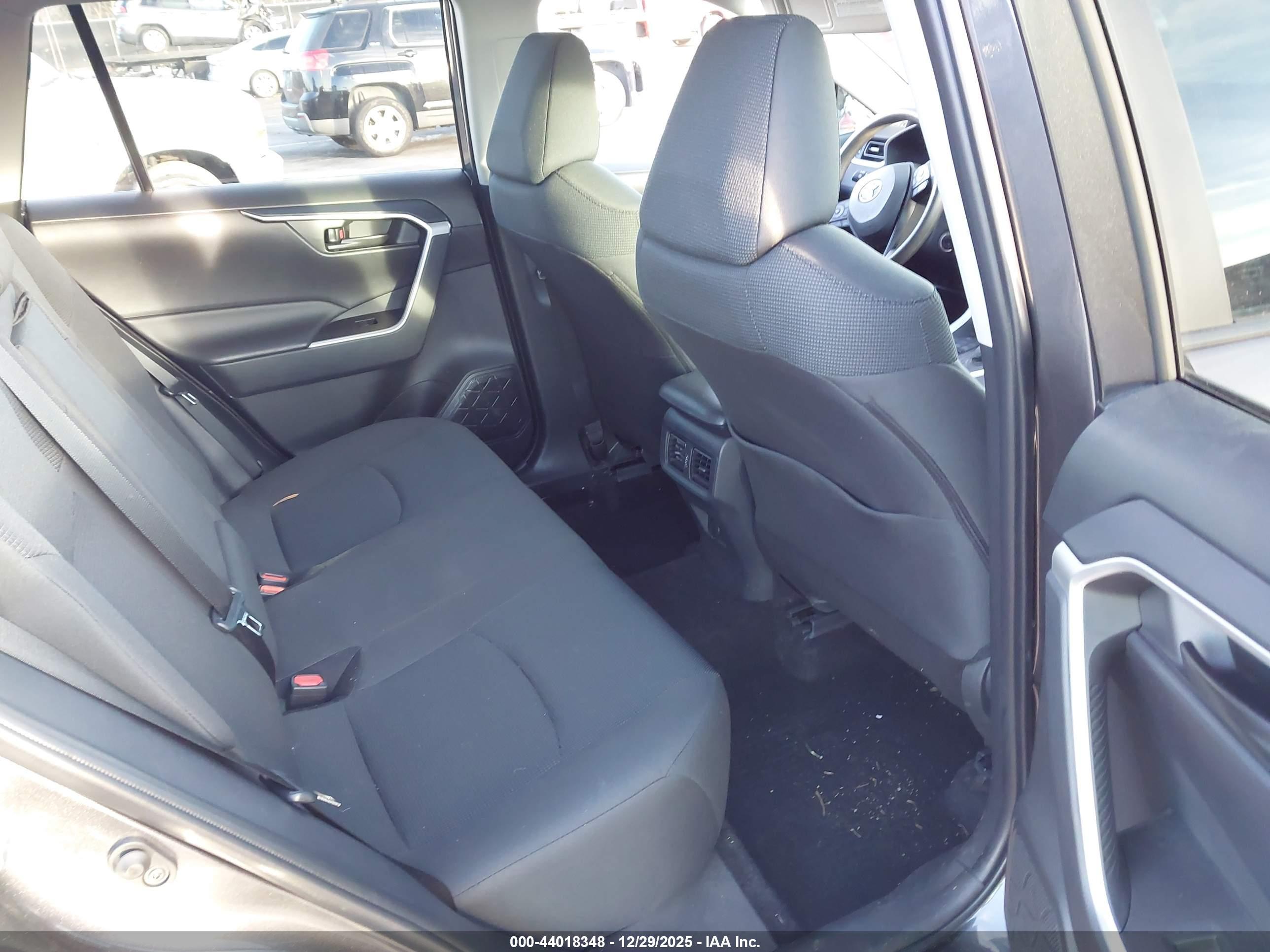TOYOTA RAV4 image 8