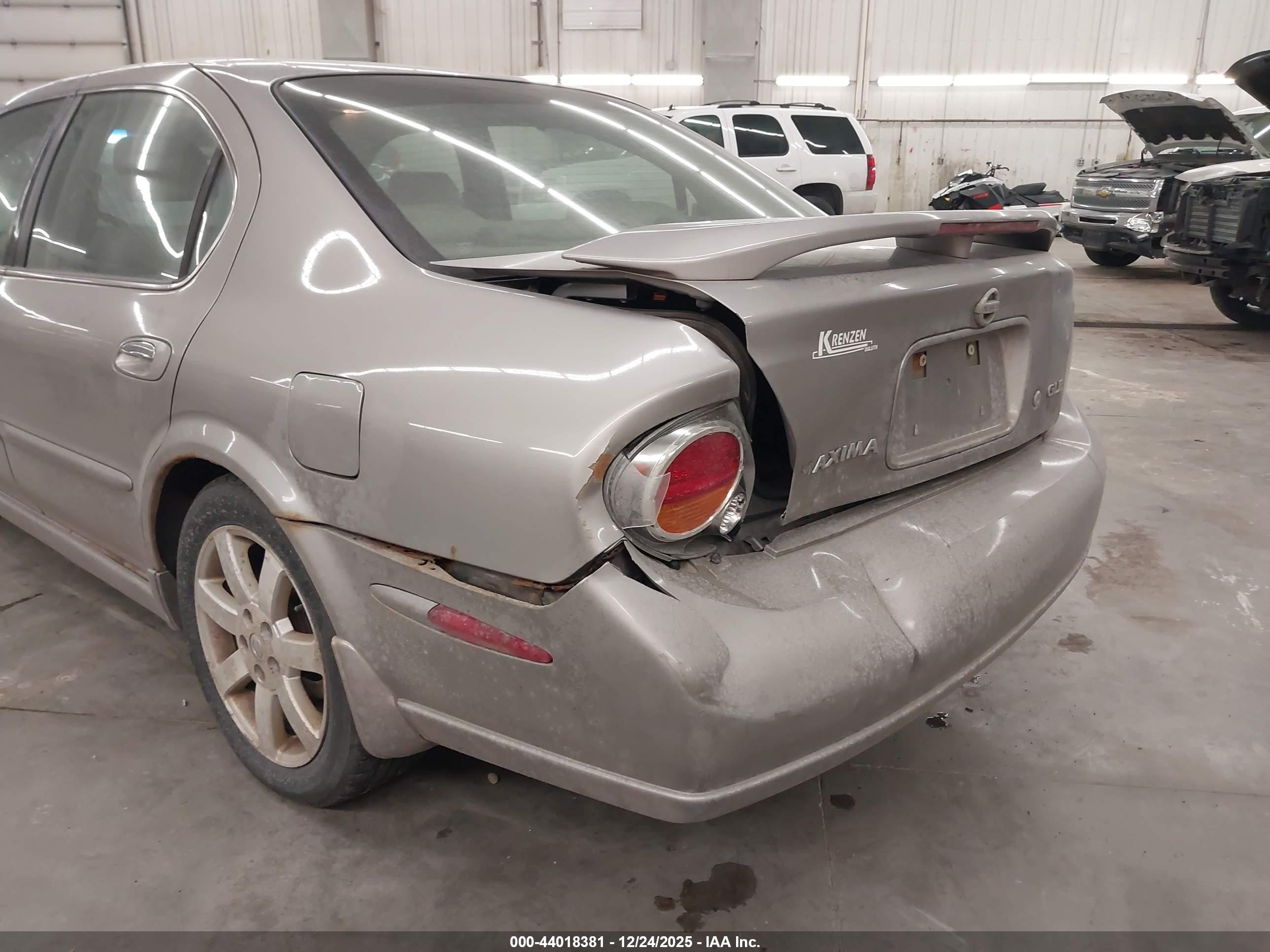 NISSAN MAXIMA image 6
