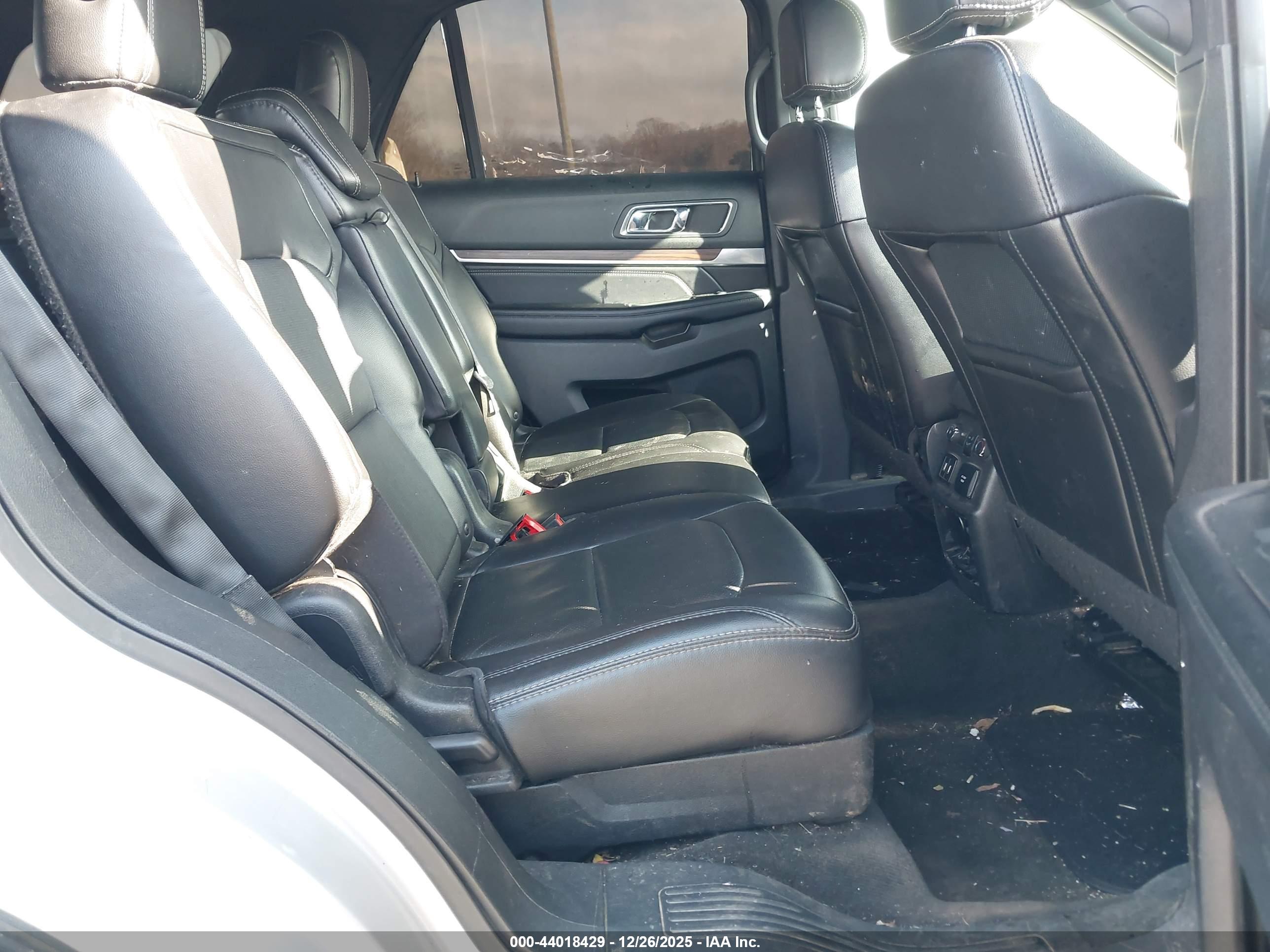 FORD EXPLORER image 8