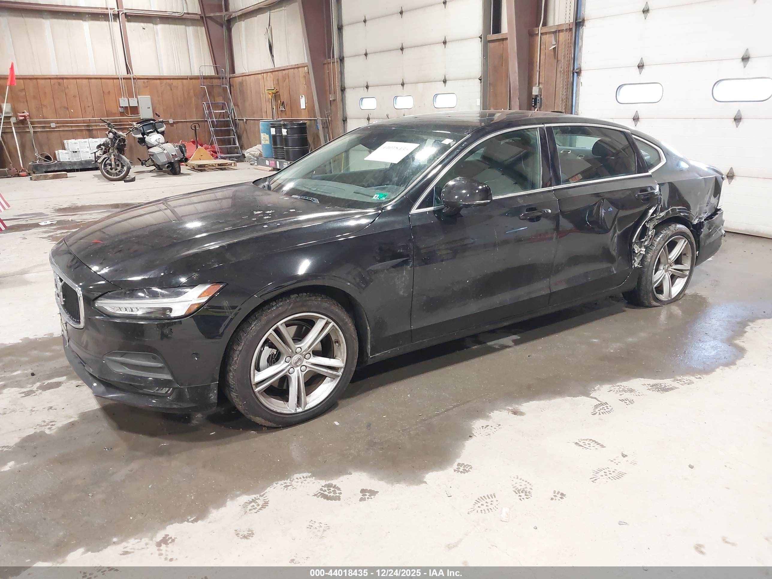 VOLVO S90 image 2