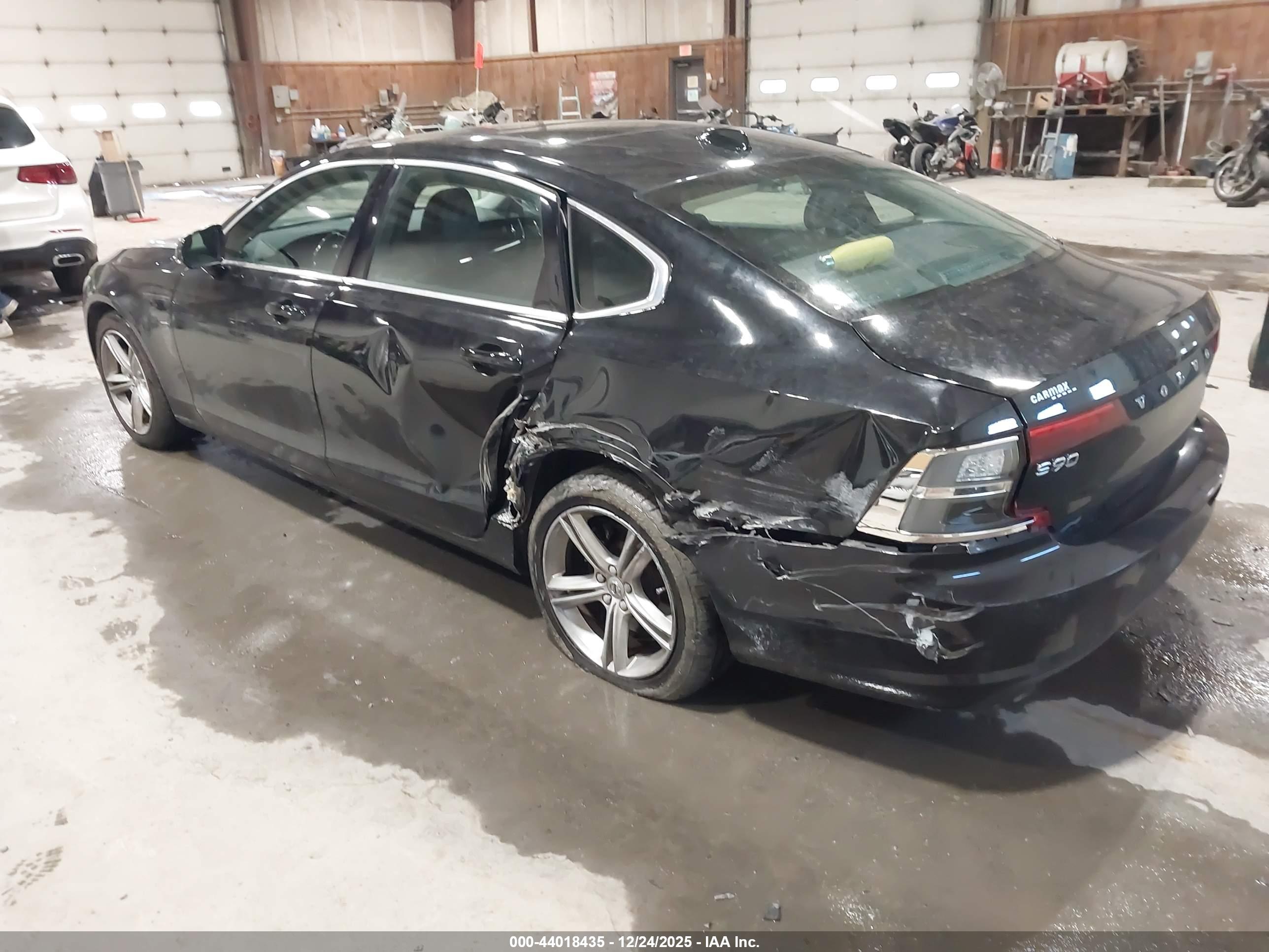 VOLVO S90 image 3
